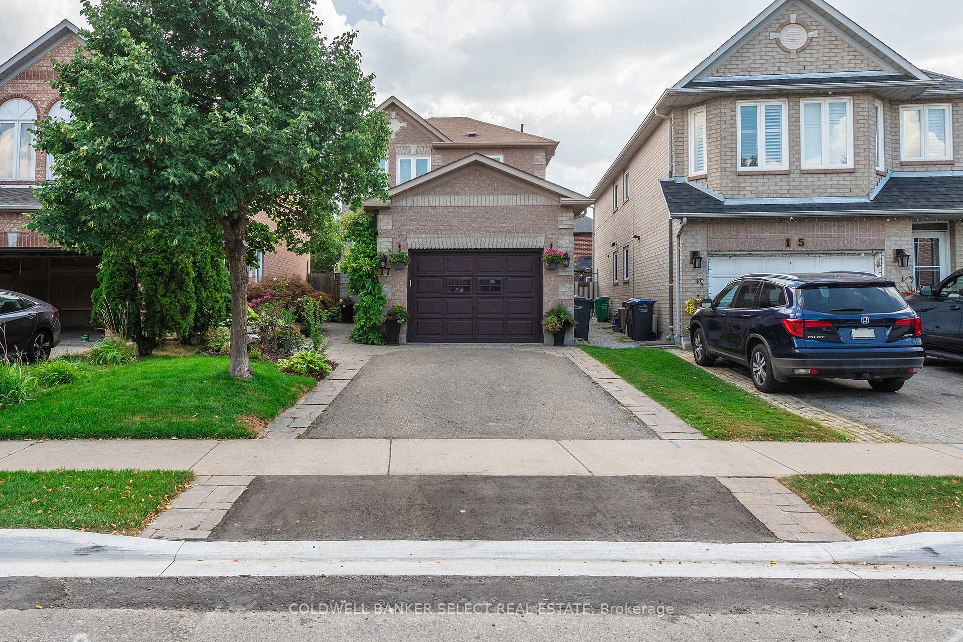 Photo 2 of 17 Saddletree Trail, Brampton, Brampton West — HOMEH