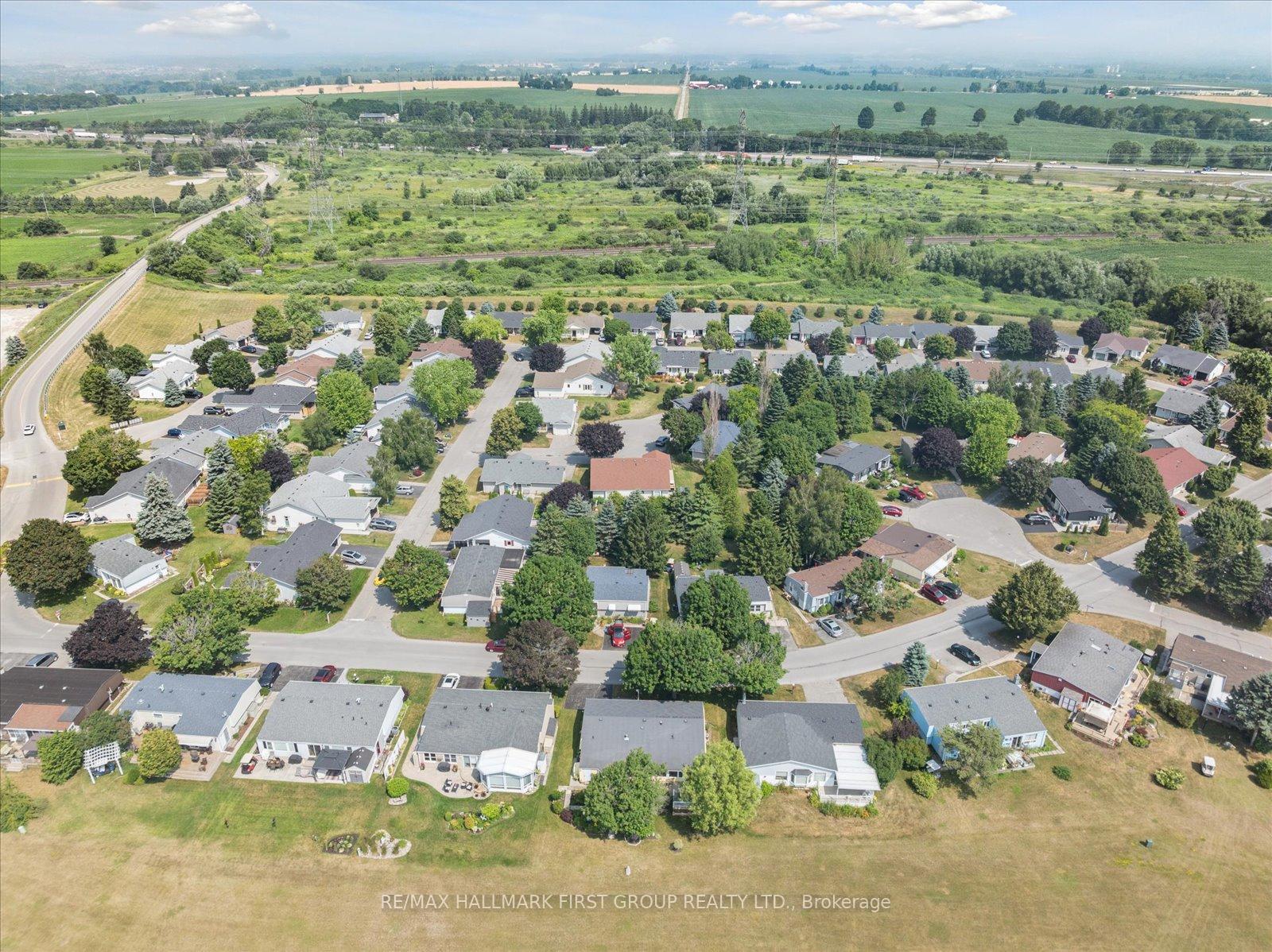 Photo 3 of 27 Wilmot Trail, Clarington, Bowmanville — HOMEH