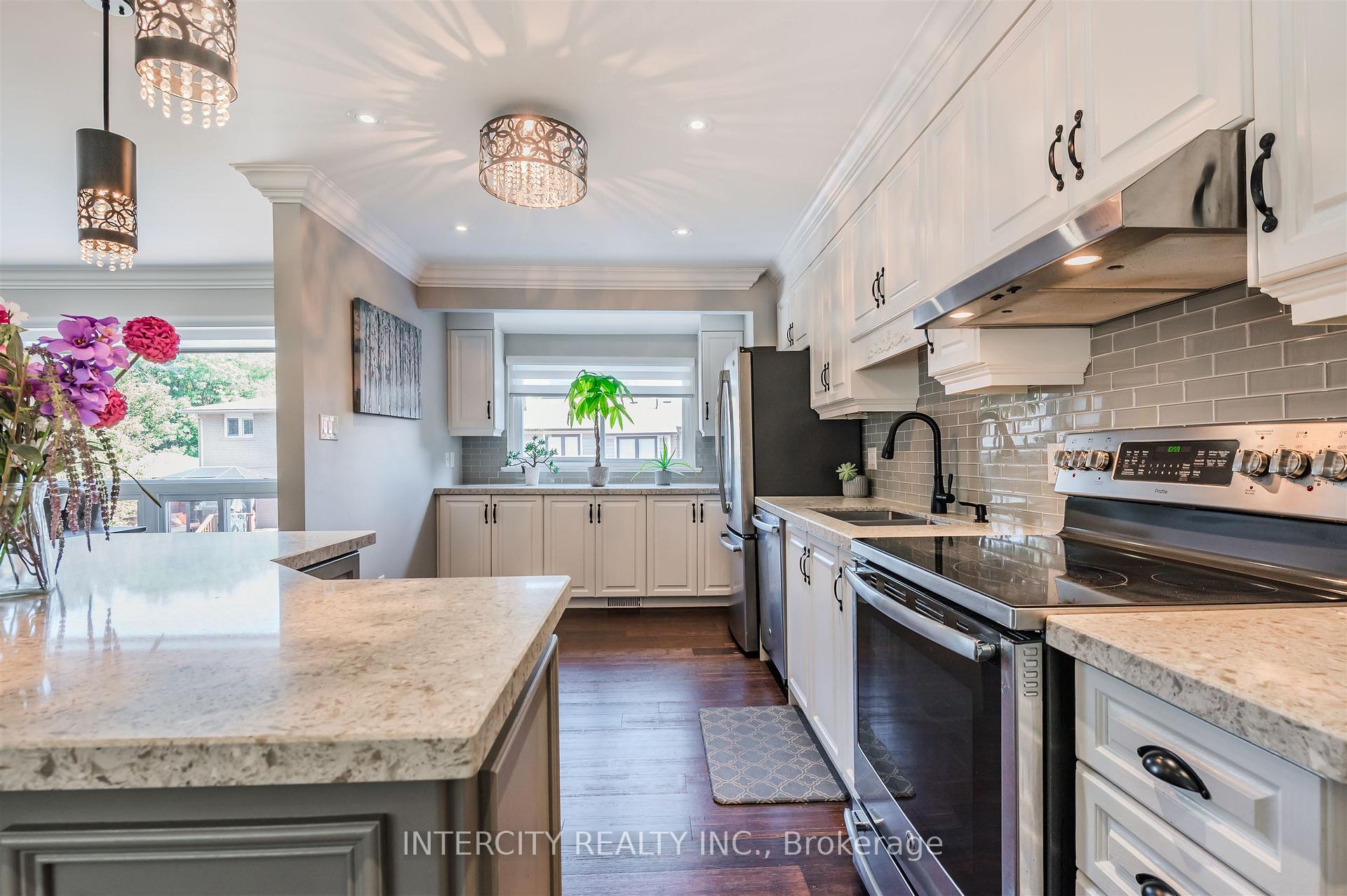 Photo 11 of 146 Connaught Crescent, Caledon, Bolton West — HOMEH