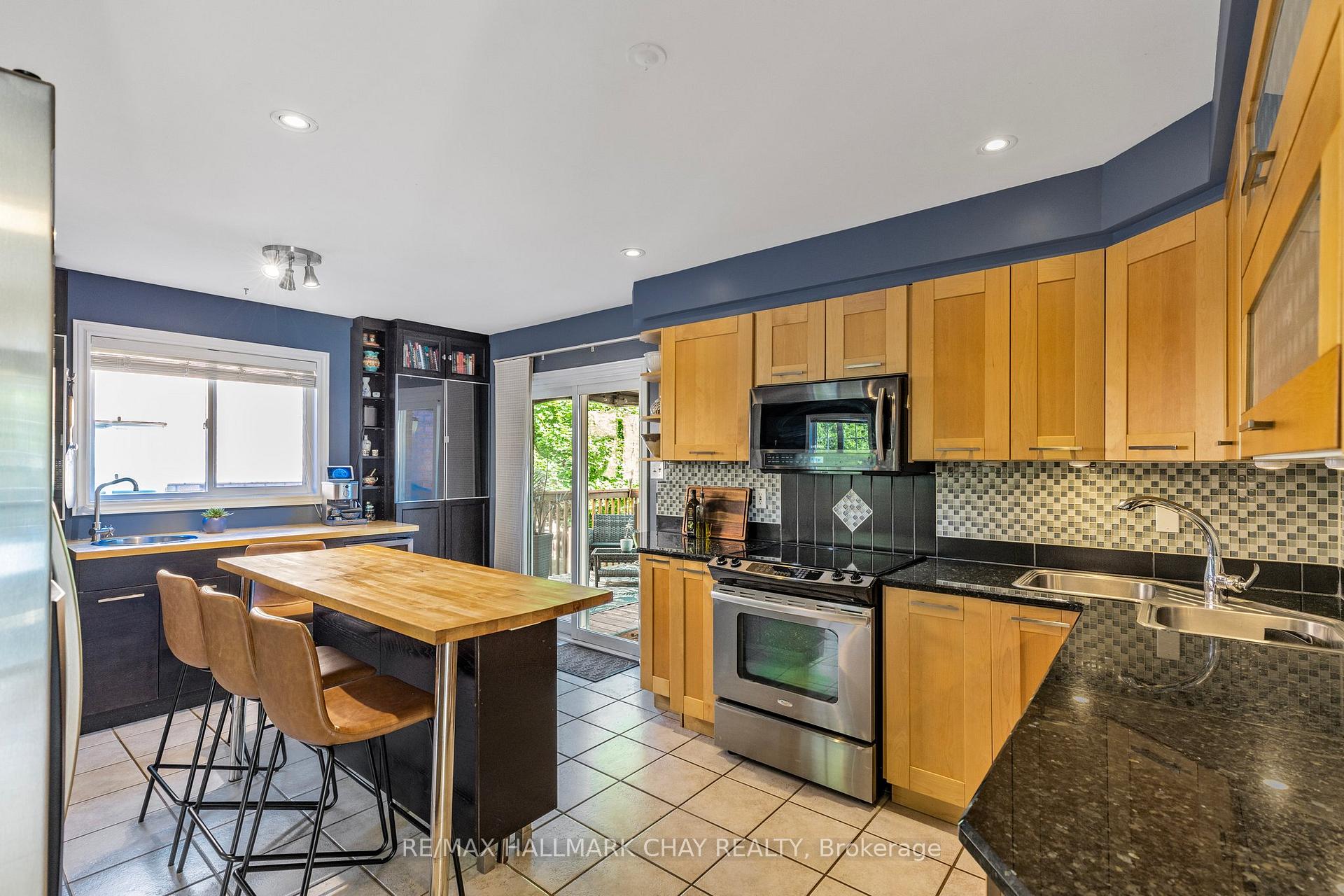 Photo 5 of 28 Bloom Crescent, Barrie, Ardagh — HOMEH