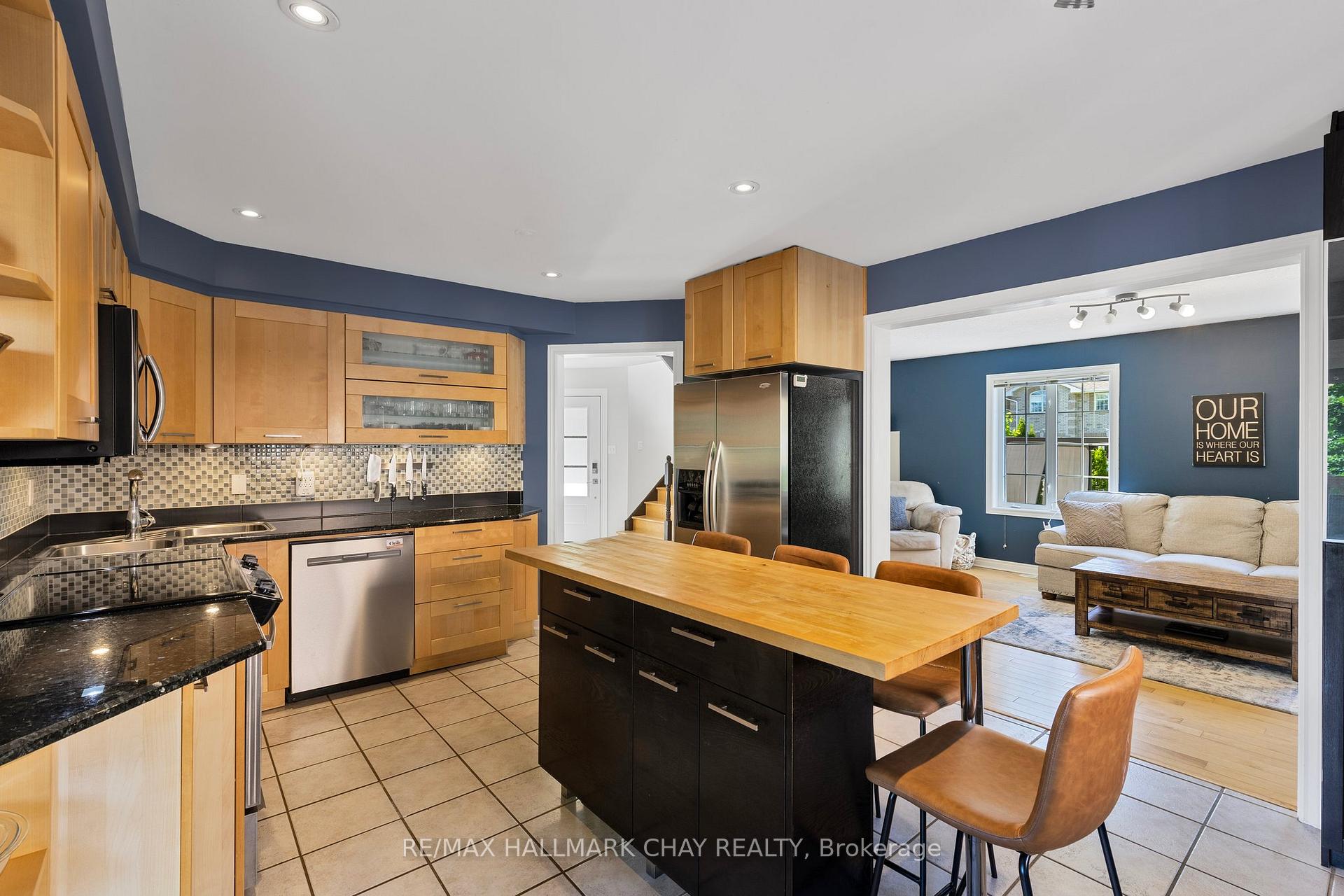 Photo 8 of 28 Bloom Crescent, Barrie, Ardagh — HOMEH