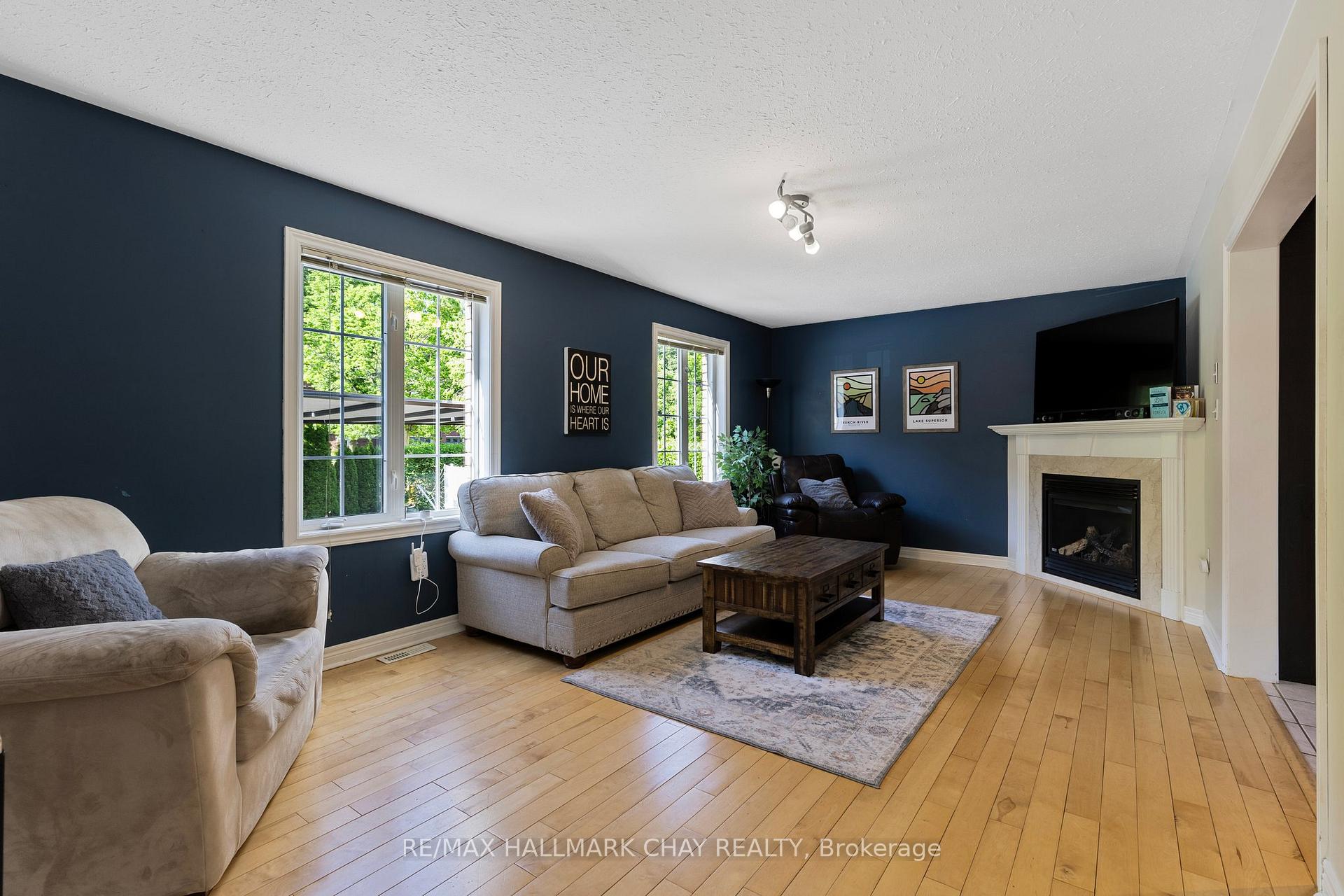 Photo 9 of 28 Bloom Crescent, Barrie, Ardagh — HOMEH