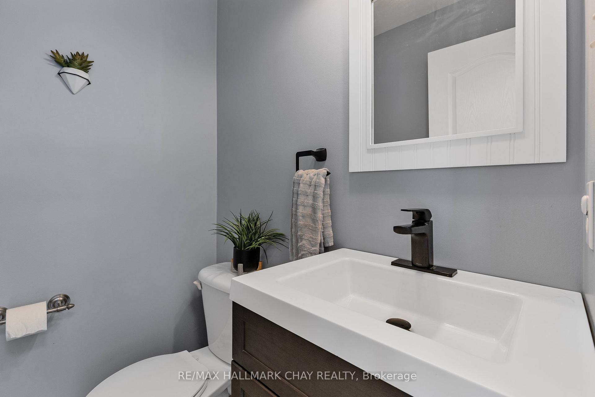 Photo 13 of 28 Bloom Crescent, Barrie, Ardagh — HOMEH