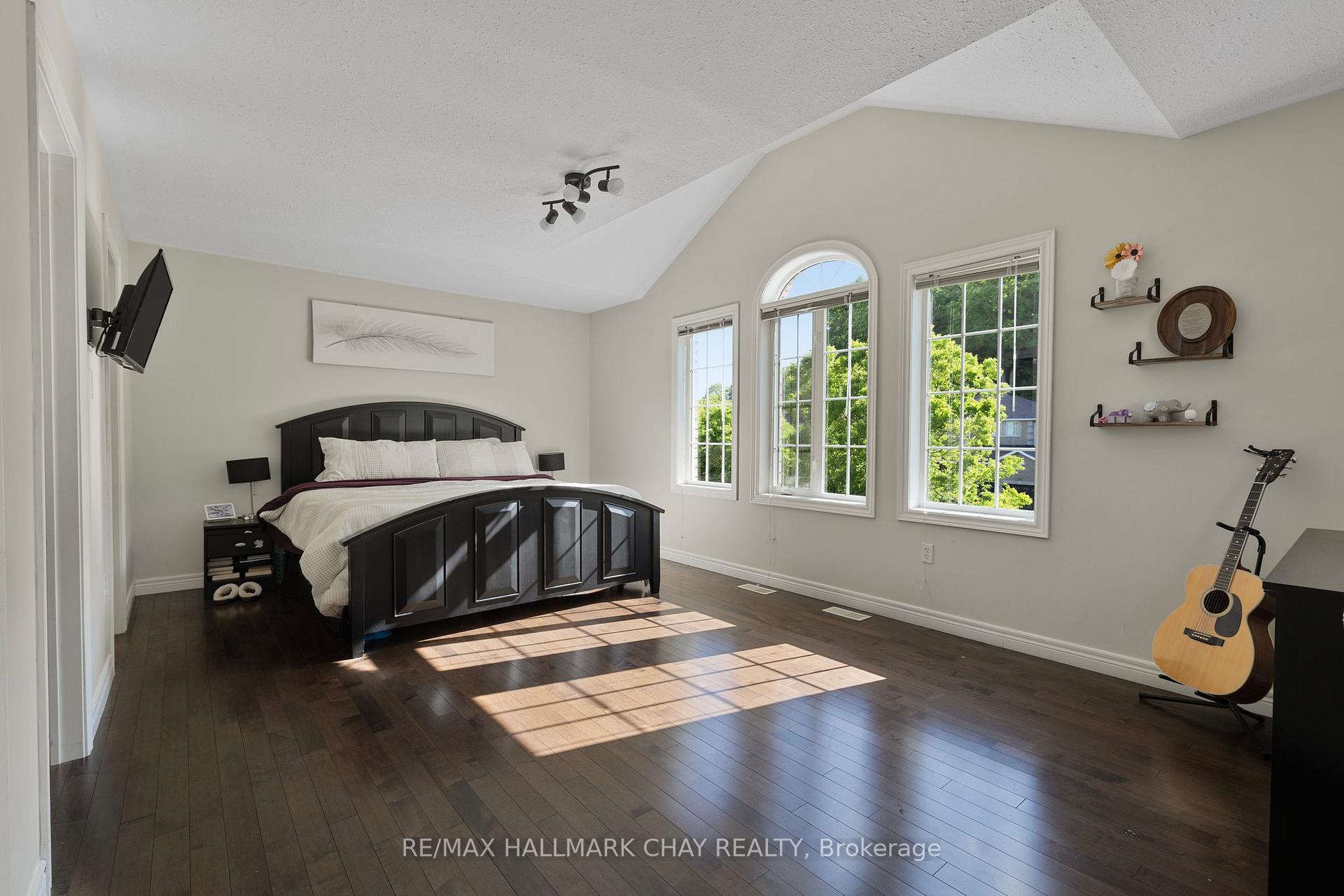Photo 14 of 28 Bloom Crescent, Barrie, Ardagh — HOMEH