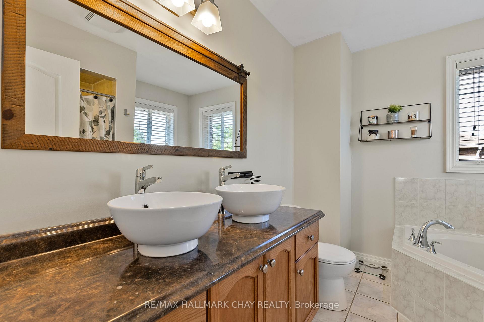 Photo 15 of 28 Bloom Crescent, Barrie, Ardagh — HOMEH