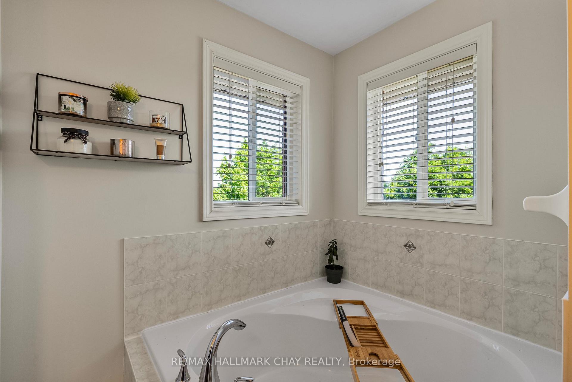 Photo 16 of 28 Bloom Crescent, Barrie, Ardagh — HOMEH