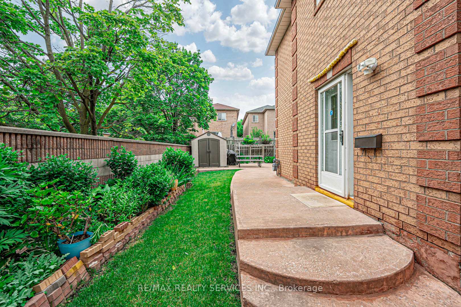 Photo 4 of Unit 10, 10 Shirley Place, Brampton, Heart Lake East — HOMEH