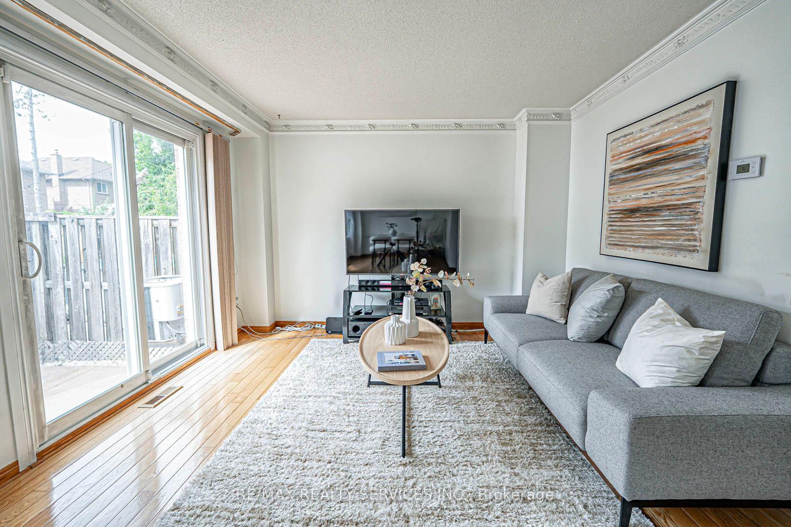 Photo 5 of Unit 10, 10 Shirley Place, Brampton, Heart Lake East — HOMEH