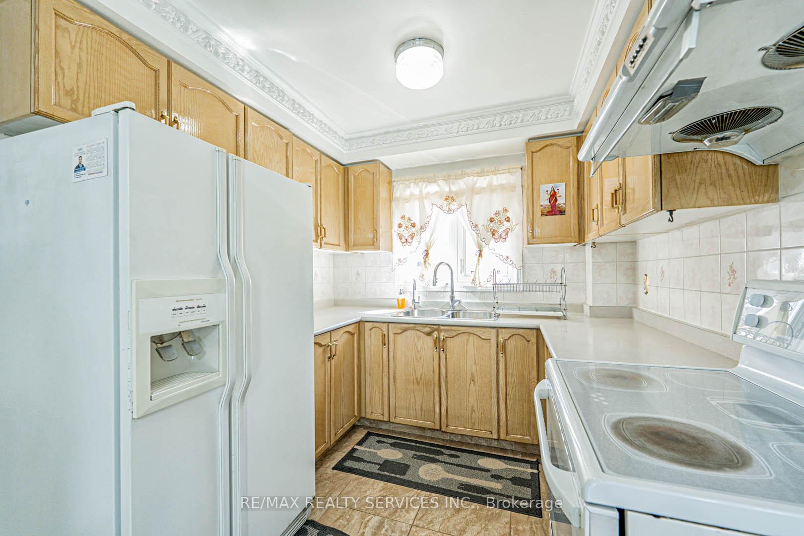 Photo 11 of Unit 10, 10 Shirley Place, Brampton, Heart Lake East — HOMEH