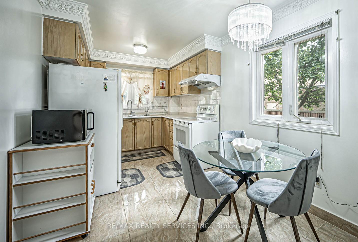 Photo 12 of Unit 10, 10 Shirley Place, Brampton, Heart Lake East — HOMEH