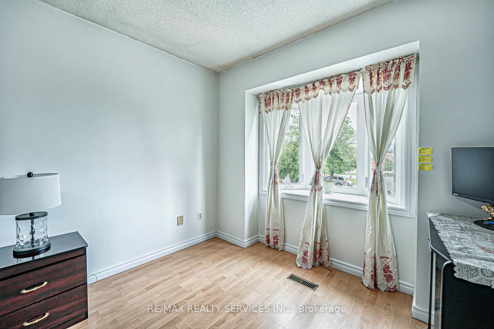 Photo 17 of Unit 10, 10 Shirley Place, Brampton, Heart Lake East — HOMEH