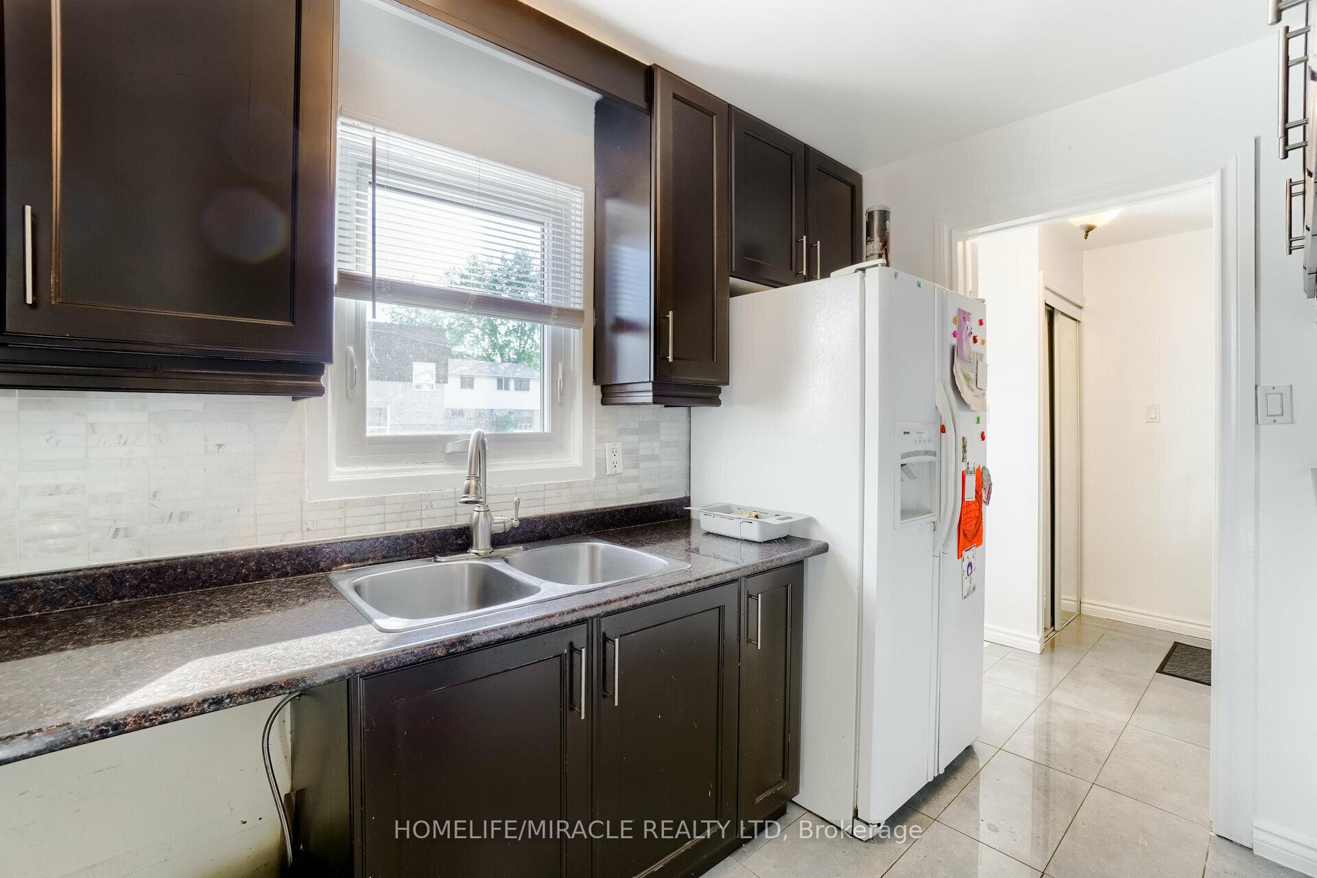 Photo 3 of 34 Greenbush Crescent, Brampton, Northgate — HOMEH
