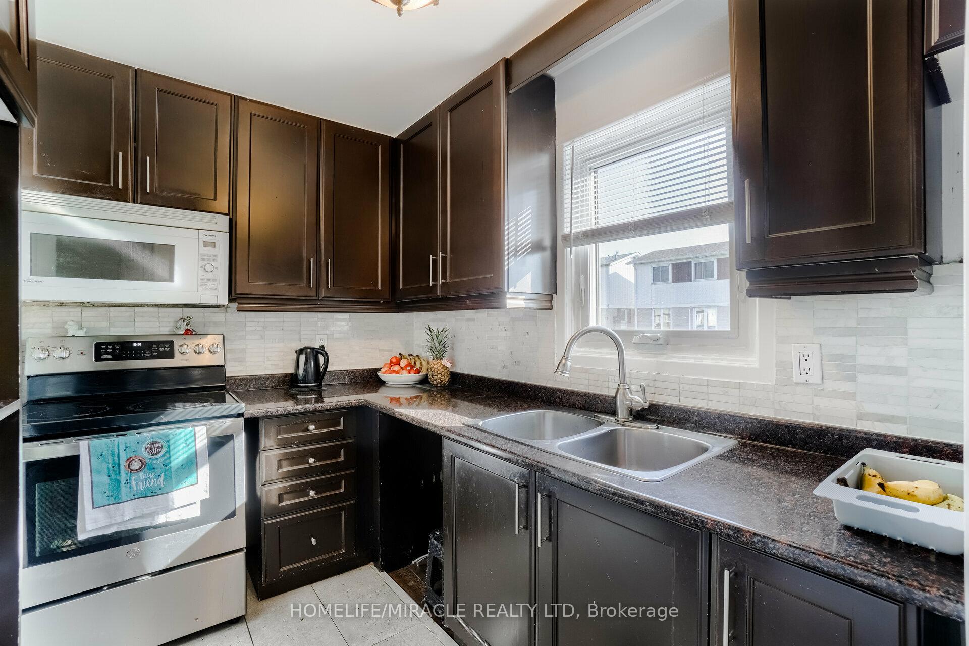 Photo 10 of 34 Greenbush Crescent, Brampton, Northgate — HOMEH