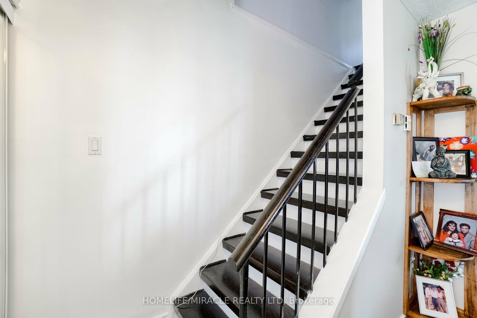 Photo 14 of 34 Greenbush Crescent, Brampton, Northgate — HOMEH