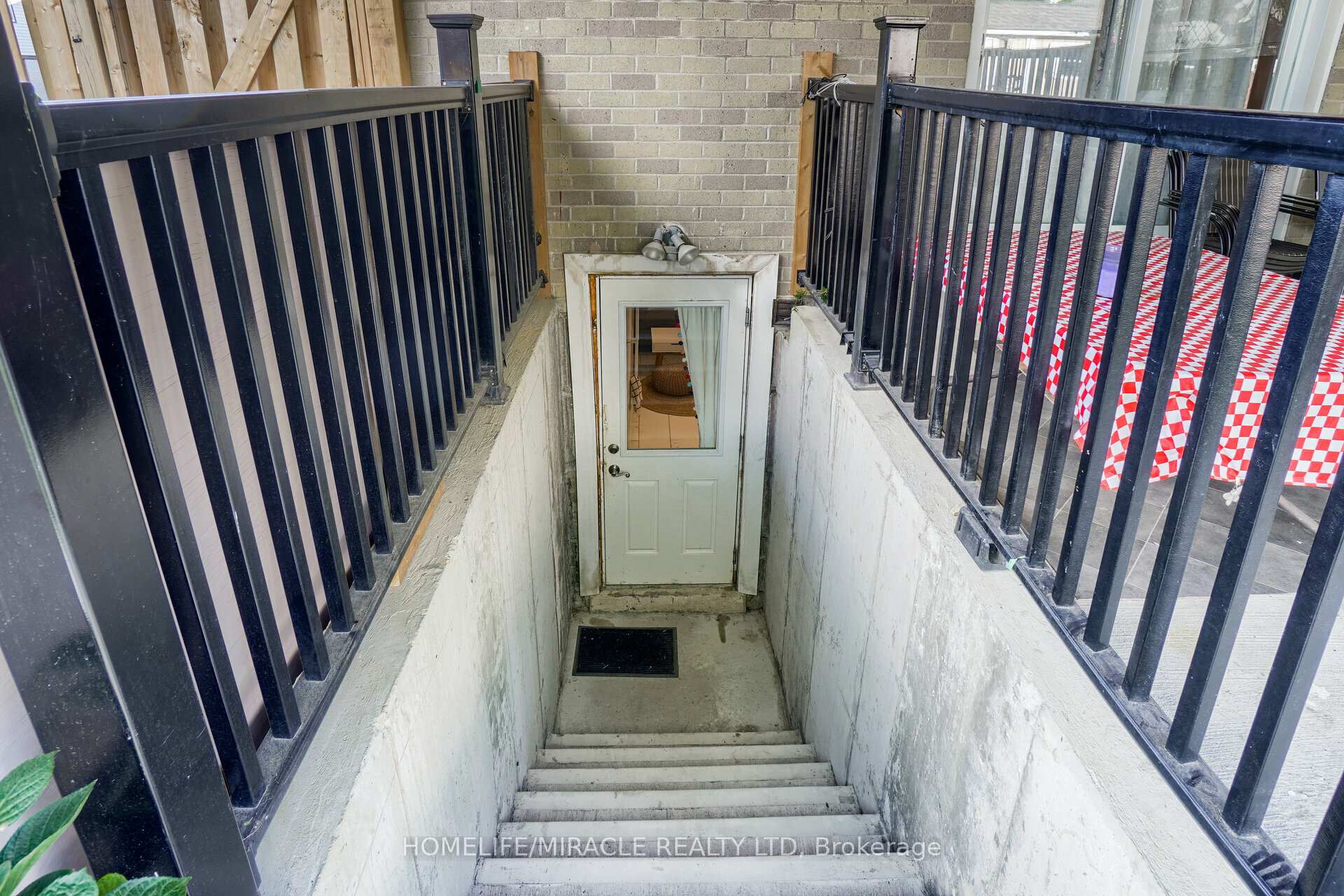Photo 12 of 34 Greenbush Crescent, Brampton, Northgate — HOMEH
