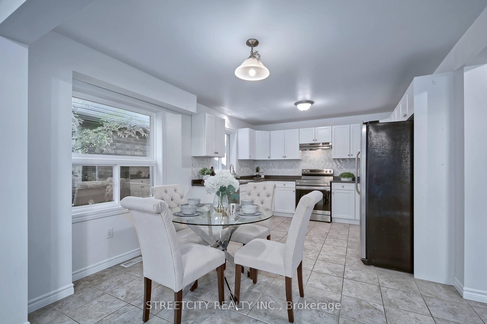 Photo 3 of 1966 Foxridge Crescent, London, North S — HOMEH