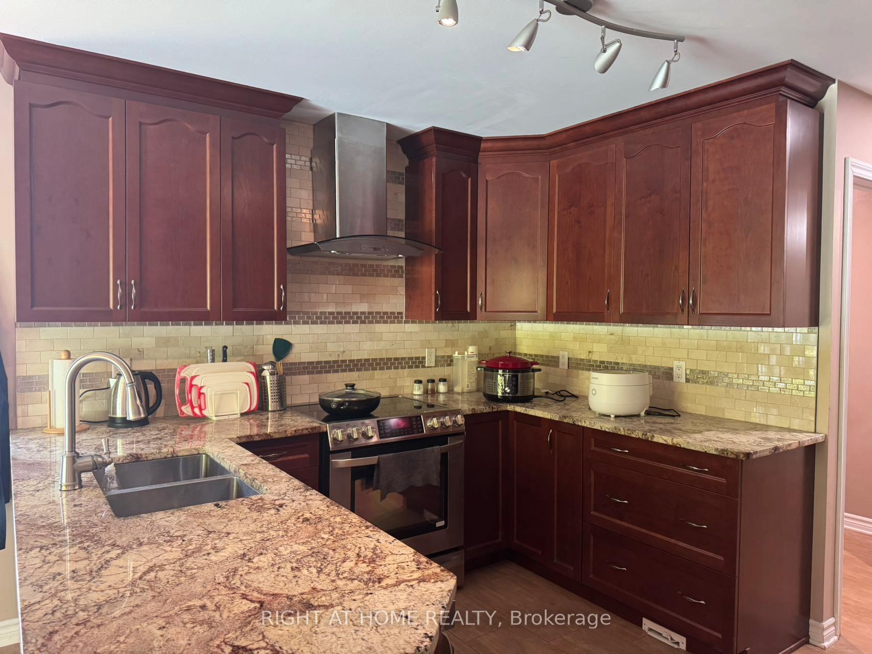 Photo 11 of 155 Springwater Drive, Ottawa, Kanata - Bridlewood — HOMEH