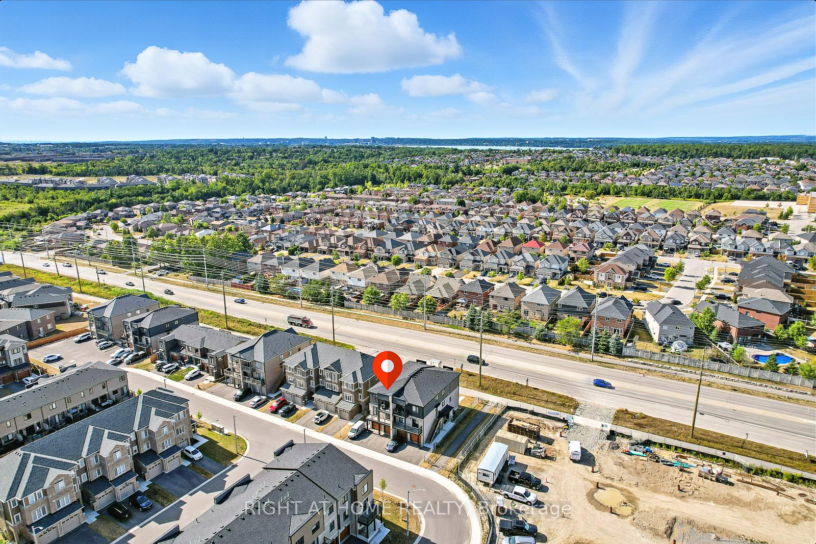 Photo 3 of Unit 3, 53 Pumpkin Corner Crescent, Barrie, Innis-Shore — HOMEH