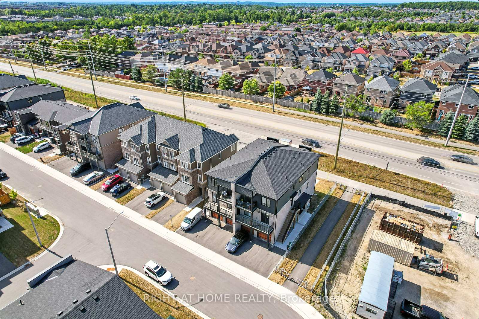 Photo 4 of Unit 3, 53 Pumpkin Corner Crescent, Barrie, Innis-Shore — HOMEH