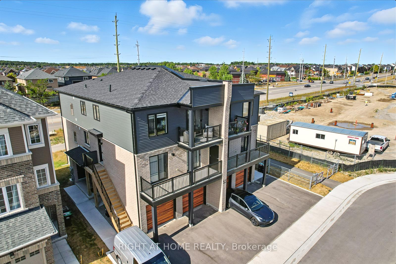 Photo 5 of Unit 3, 53 Pumpkin Corner Crescent, Barrie, Innis-Shore — HOMEH