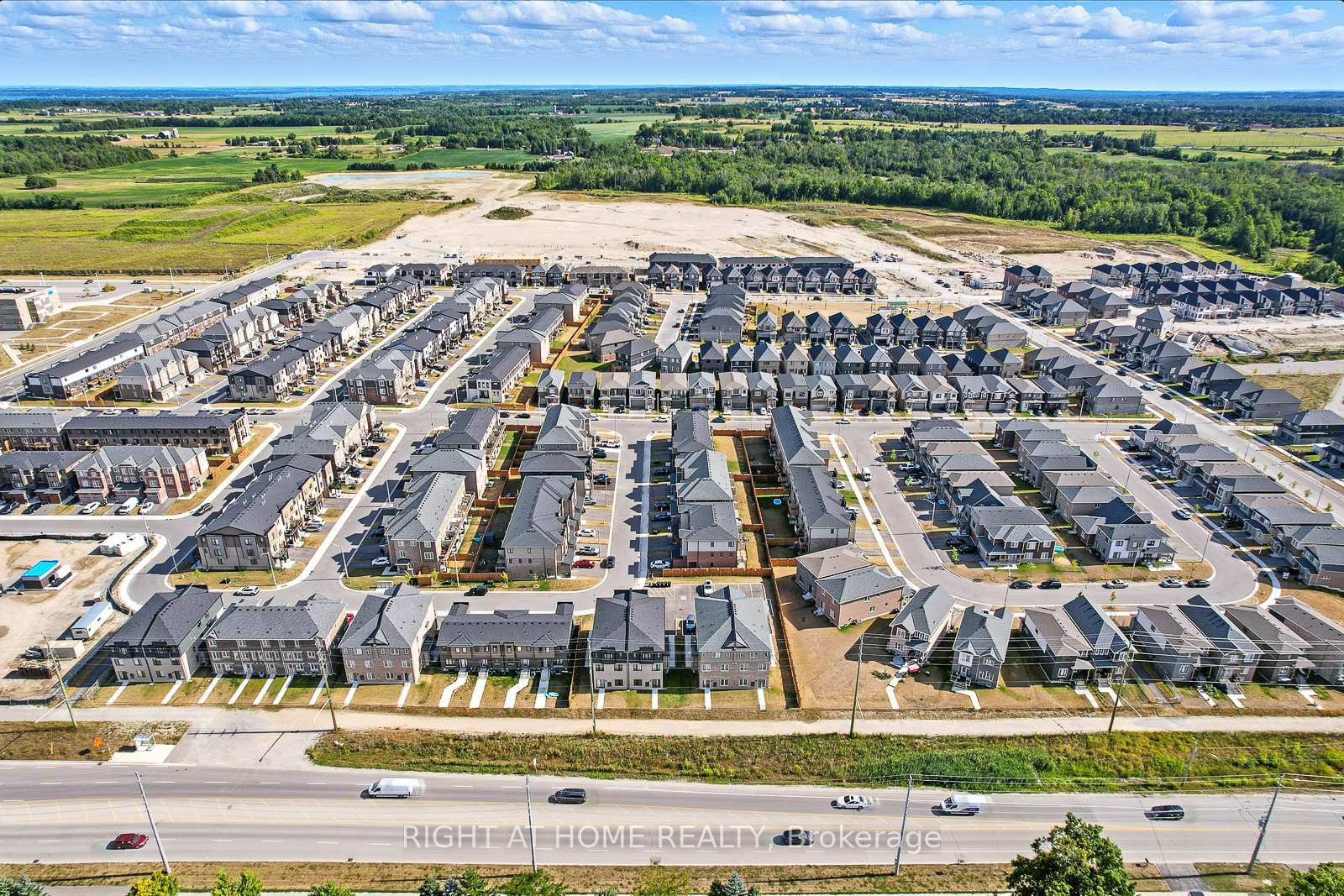 Photo 35 of Unit 3, 53 Pumpkin Corner Crescent, Barrie, Innis-Shore — HOMEH