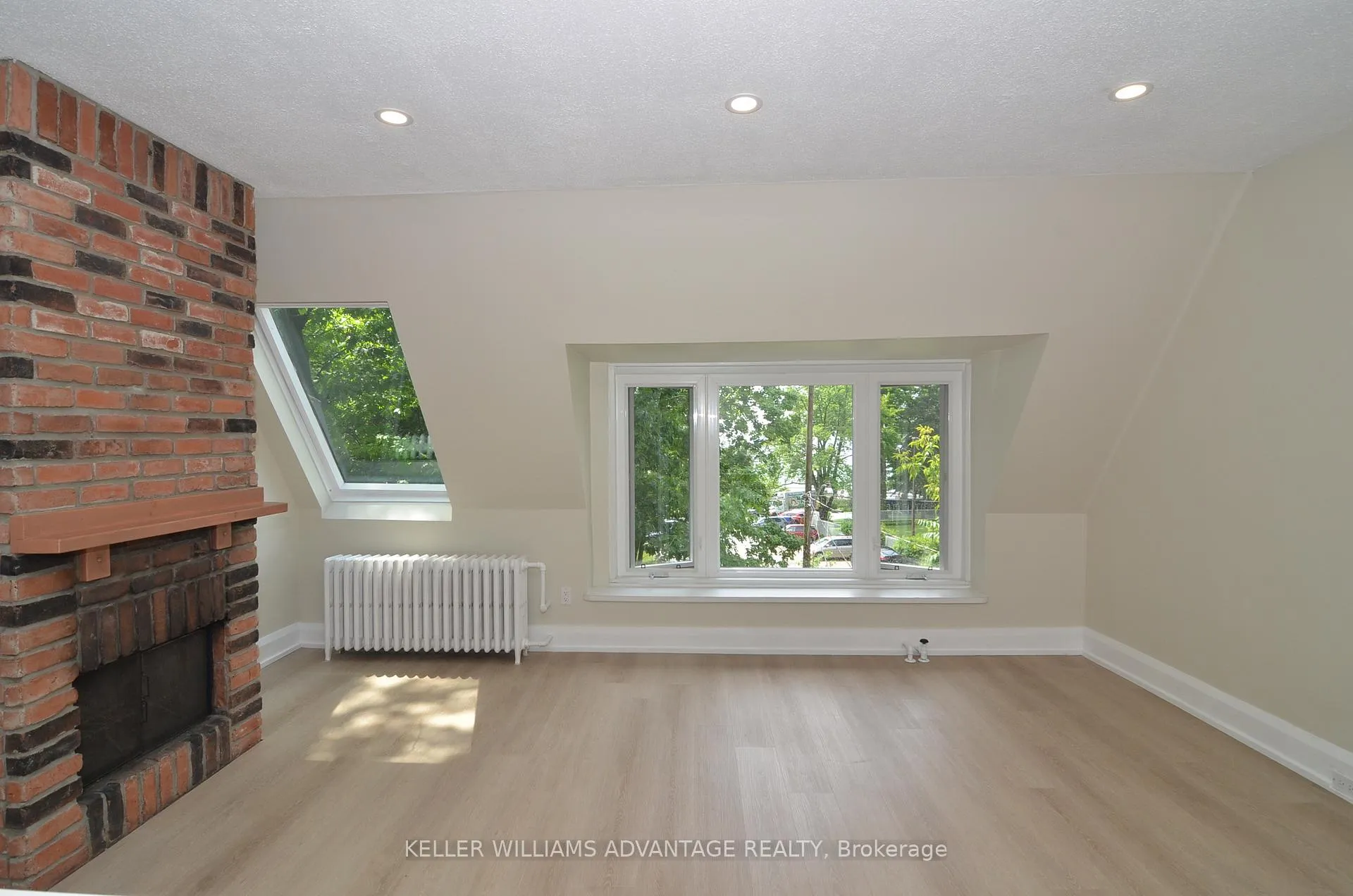 Photo 5 of Unit D, 6 Park Avenue, Toronto, The Beaches — HOMEH