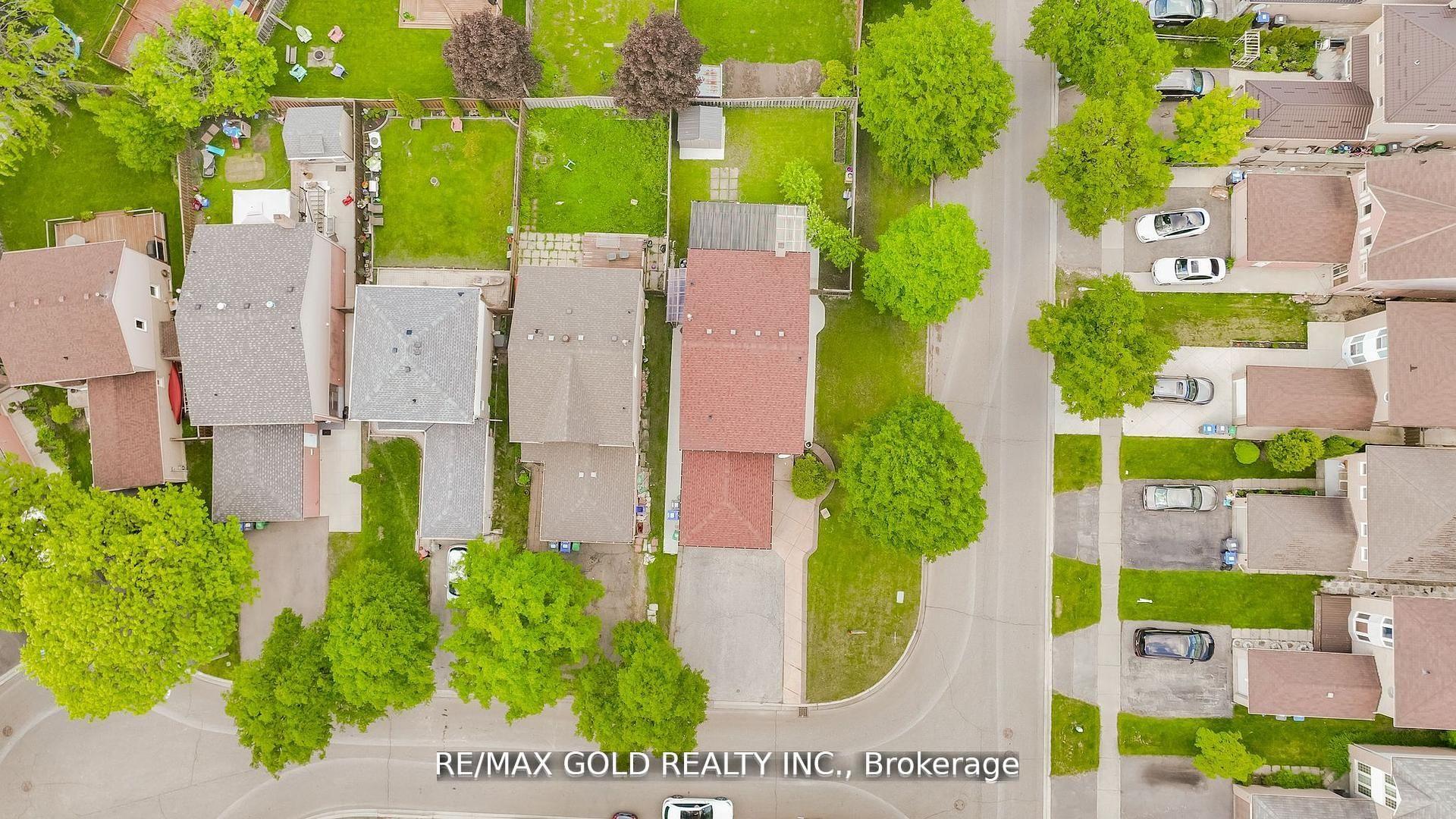 Photo 2 of 32 Myrtle Court, Brampton, Central Park — HOMEH