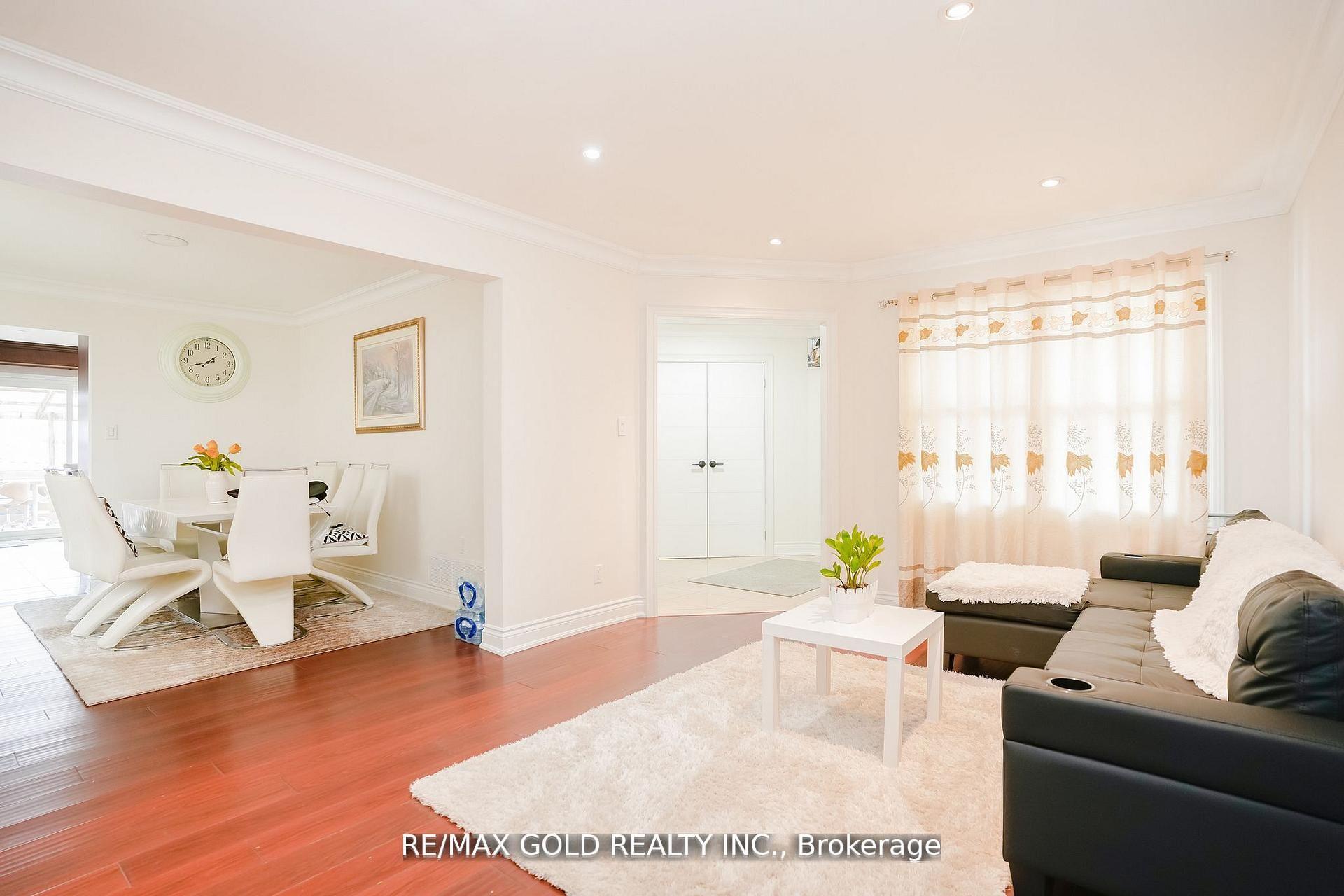 Photo 7 of 32 Myrtle Court, Brampton, Central Park — HOMEH