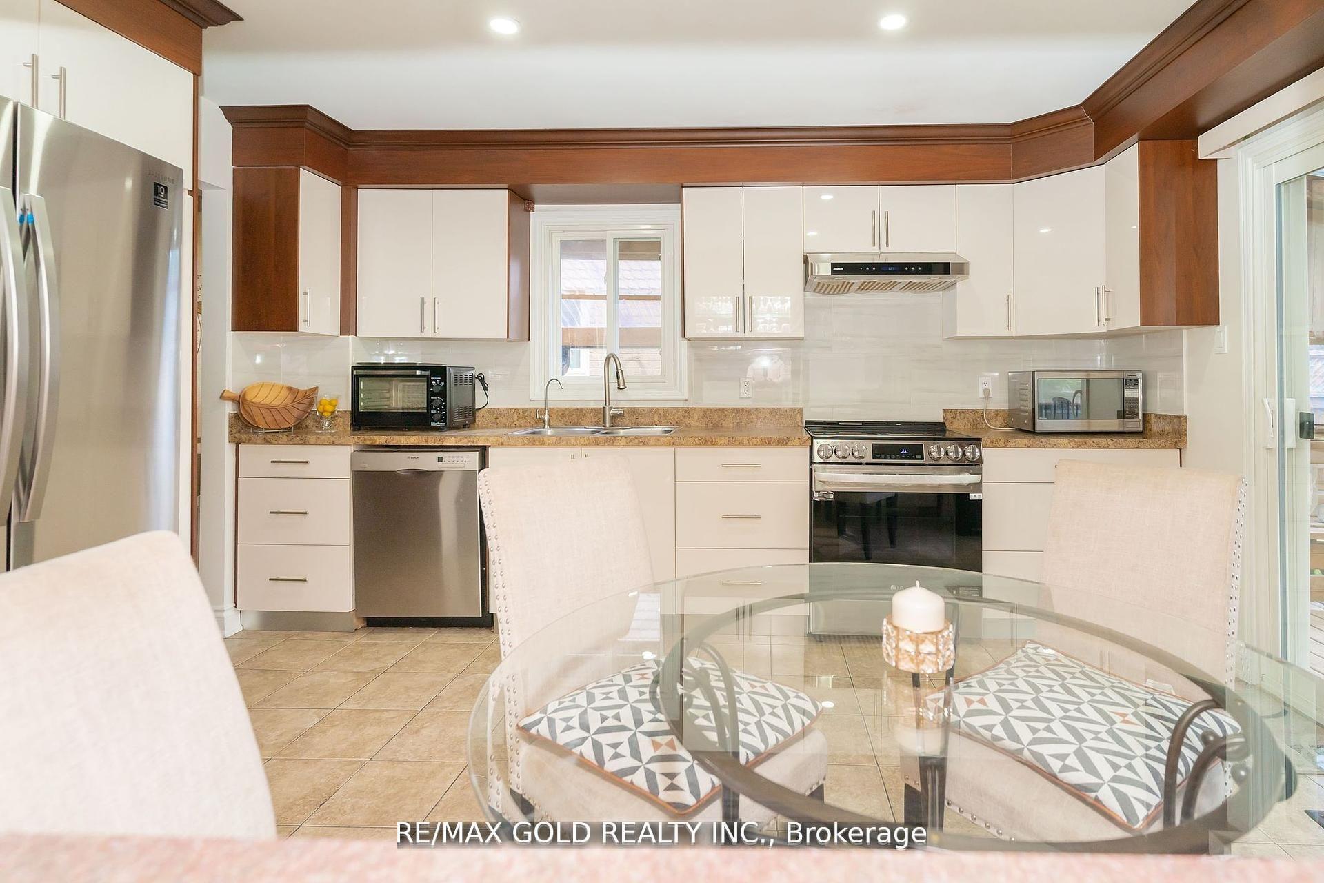 Photo 13 of 32 Myrtle Court, Brampton, Central Park — HOMEH