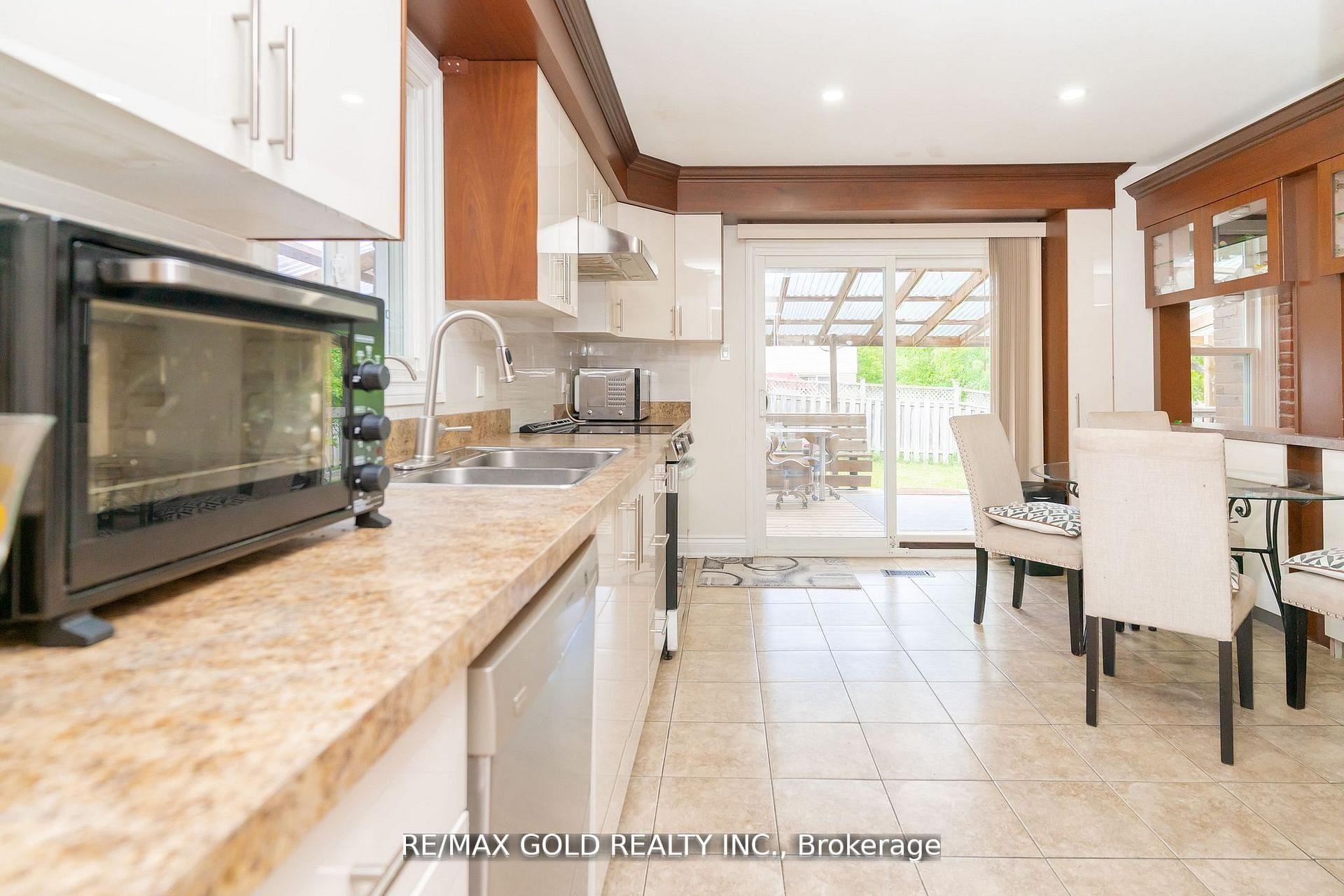 Photo 15 of 32 Myrtle Court, Brampton, Central Park — HOMEH