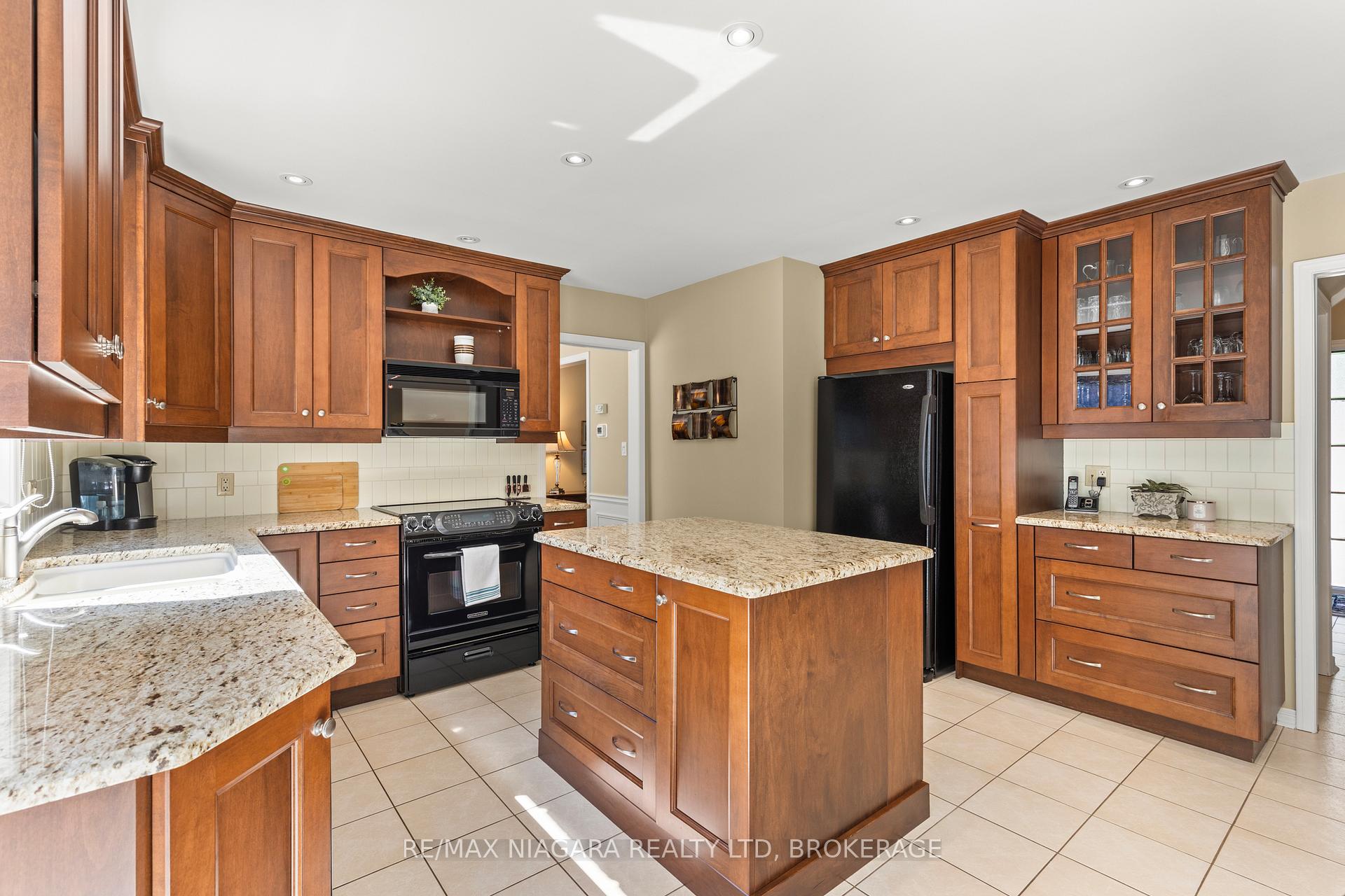 Photo 26 of 24 Golden Boulevard, St. Catharines, Martindale Pond — HOMEH