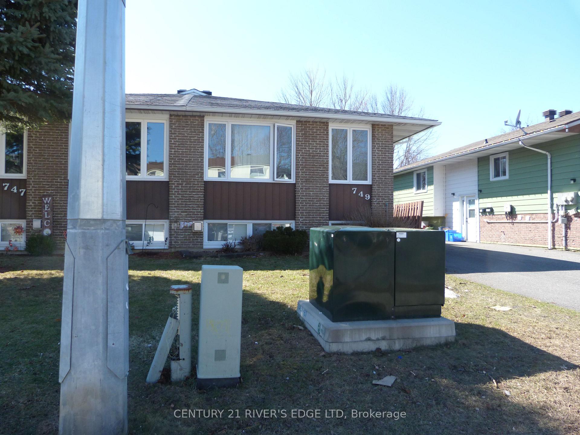 Photo 2 of 749 Glengarry Boulevard, Cornwall — HOMEH
