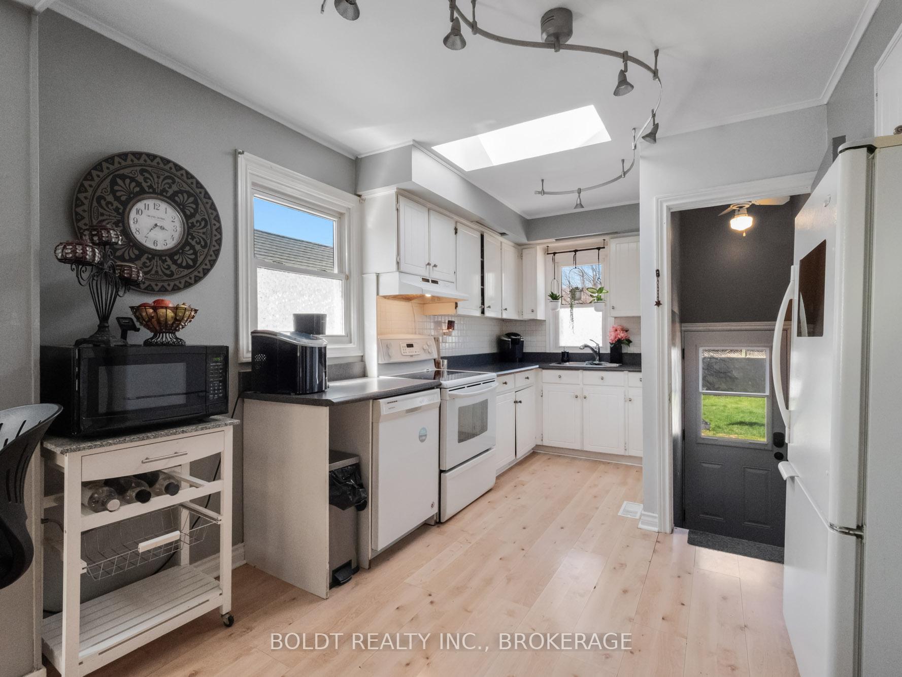Photo 8 of 11 Edward Avenue, St. Catharines, Vine/Linwell — HOMEH