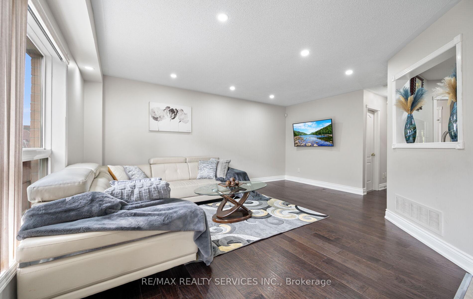 Photo 15 of 45 Heartleaf Crescent, Brampton, Fletcher's Meadow — HOMEH