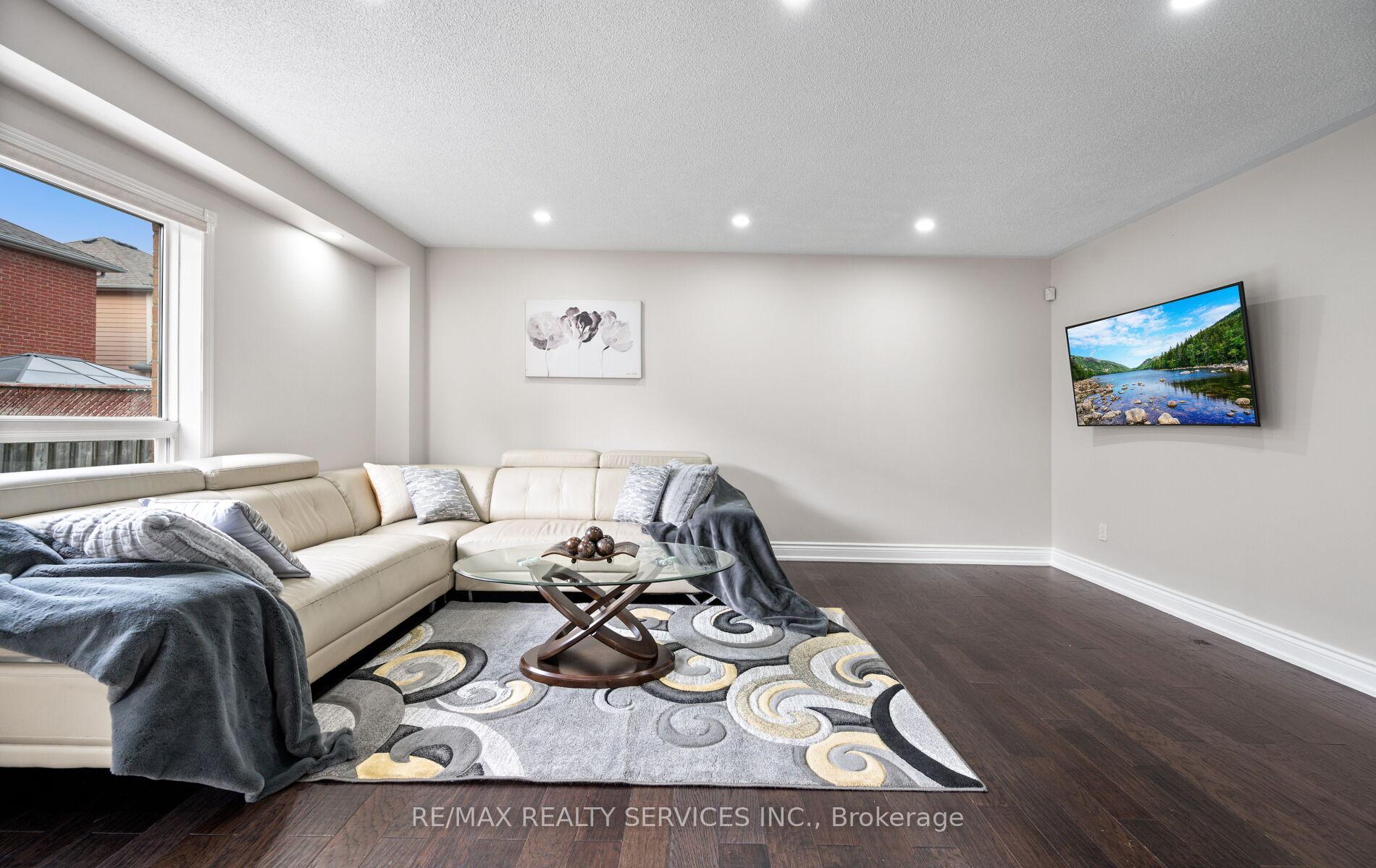 Photo 16 of 45 Heartleaf Crescent, Brampton, Fletcher's Meadow — HOMEH