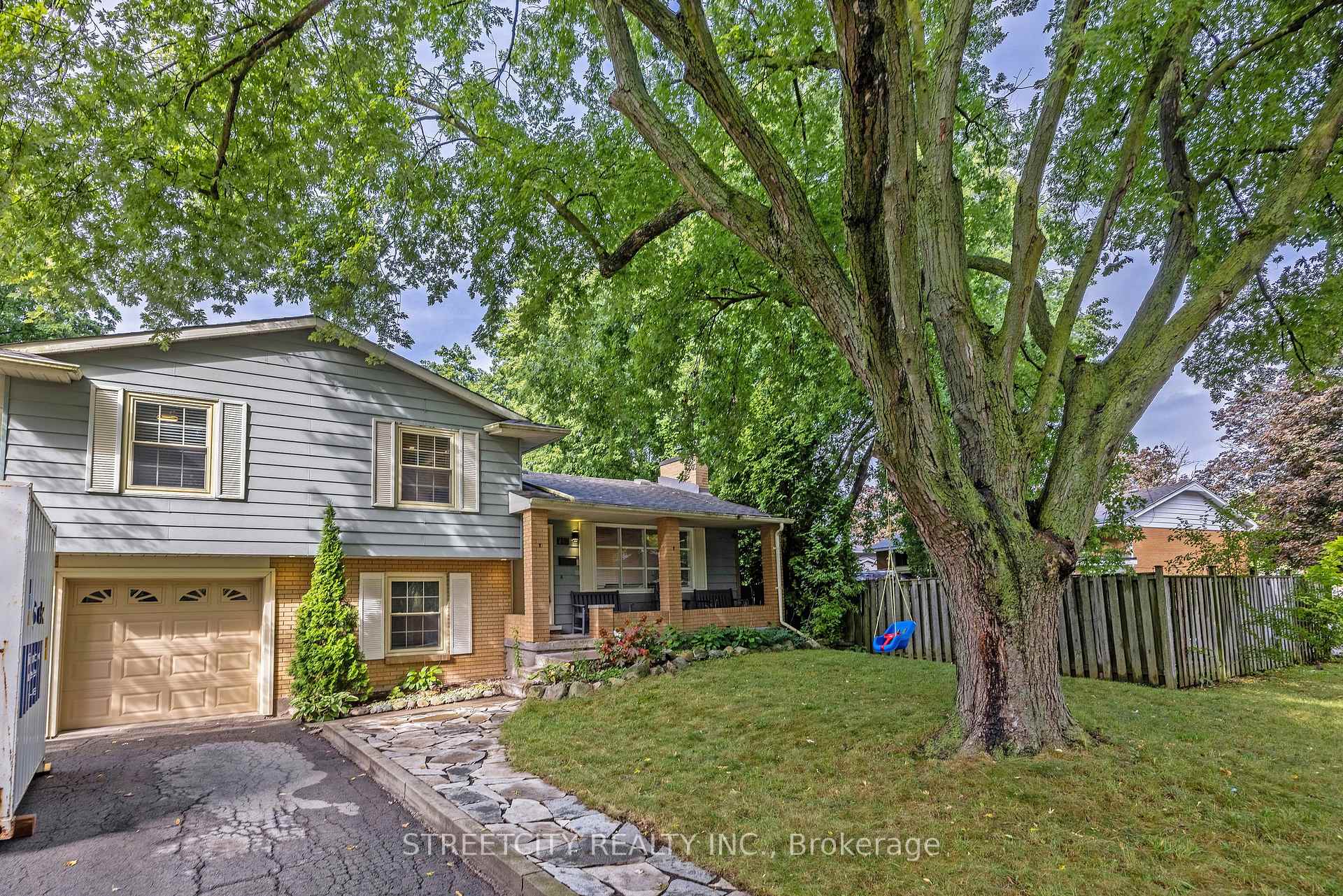Photo 2 of 747 Westbury Crescent, London, South O — HOMEH