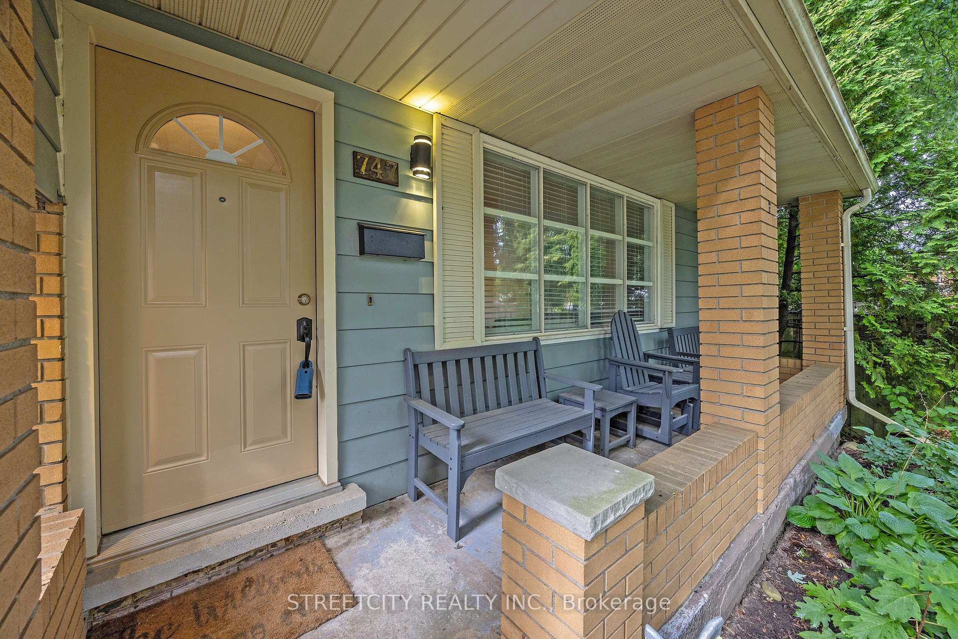 Photo 3 of 747 Westbury Crescent, London, South O — HOMEH