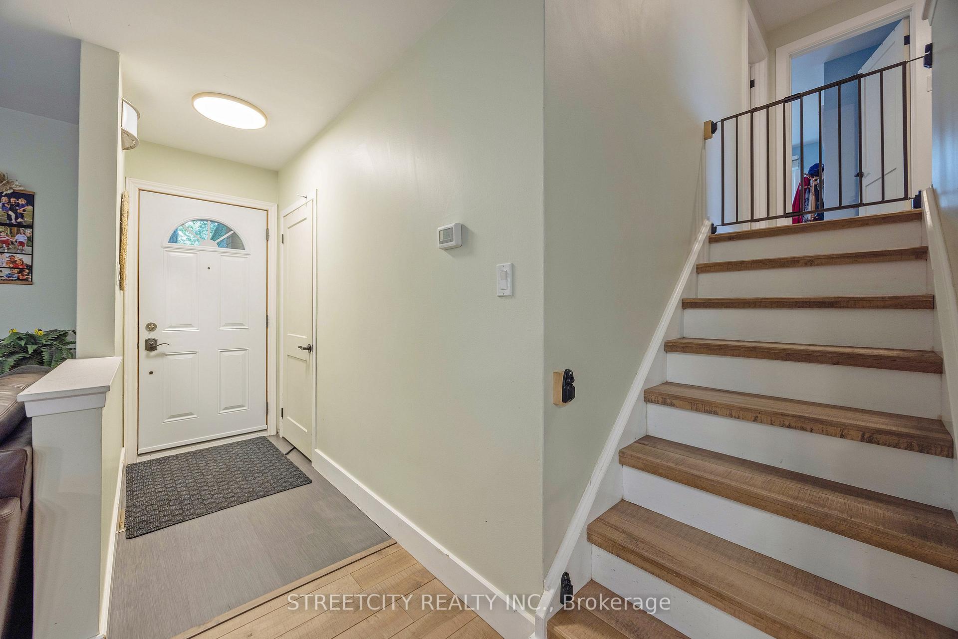 Photo 4 of 747 Westbury Crescent, London, South O — HOMEH