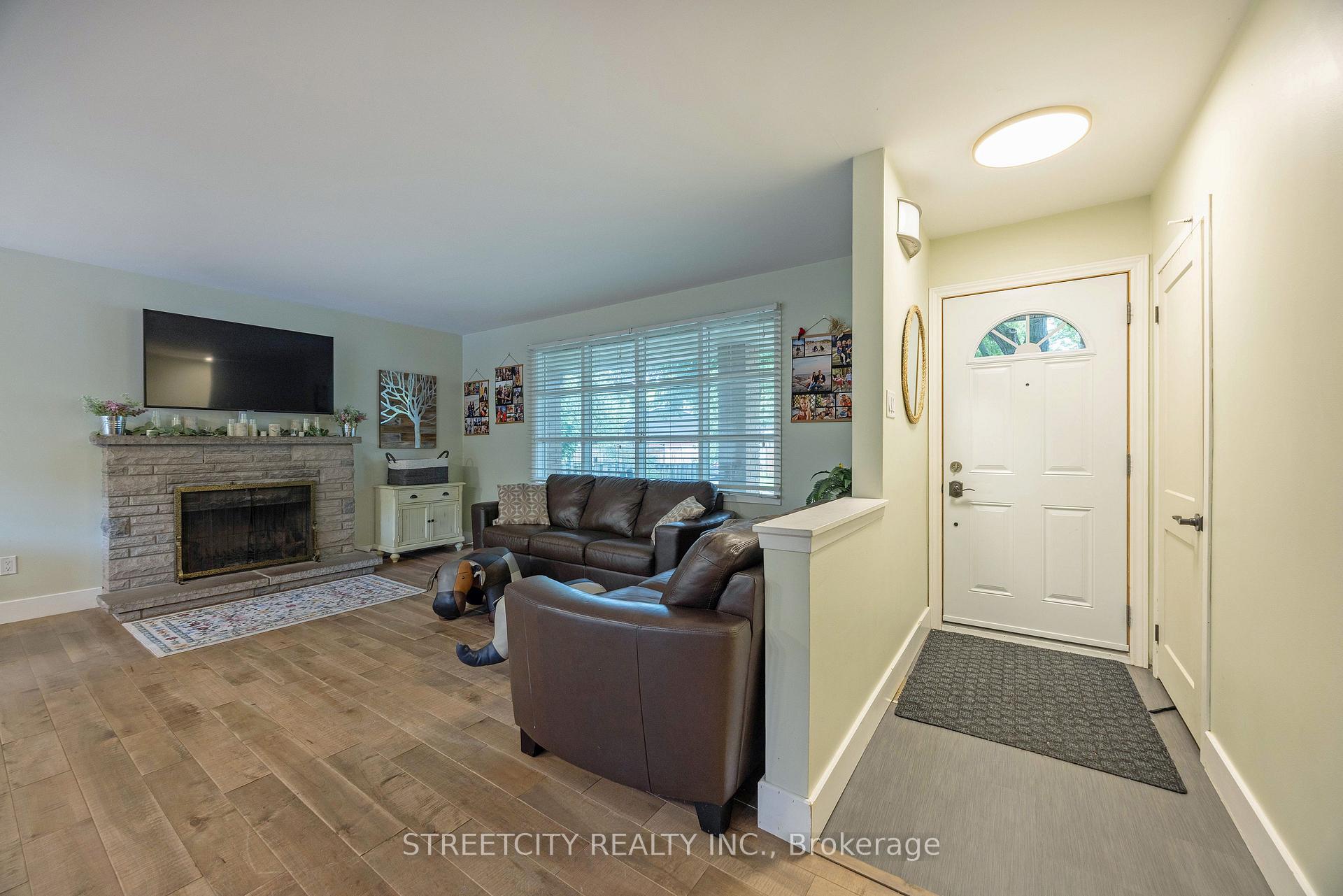 Photo 5 of 747 Westbury Crescent, London, South O — HOMEH