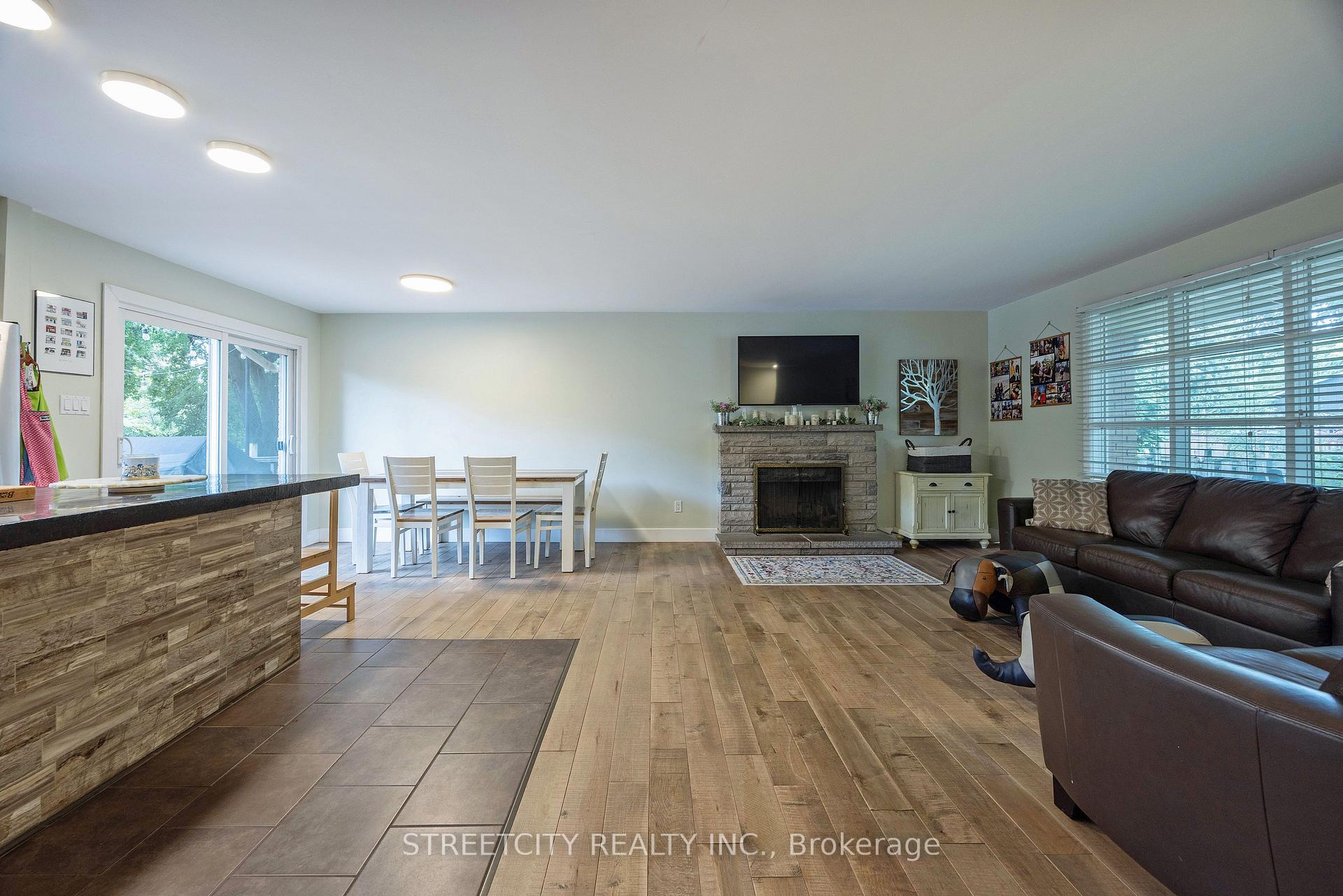 Photo 6 of 747 Westbury Crescent, London, South O — HOMEH