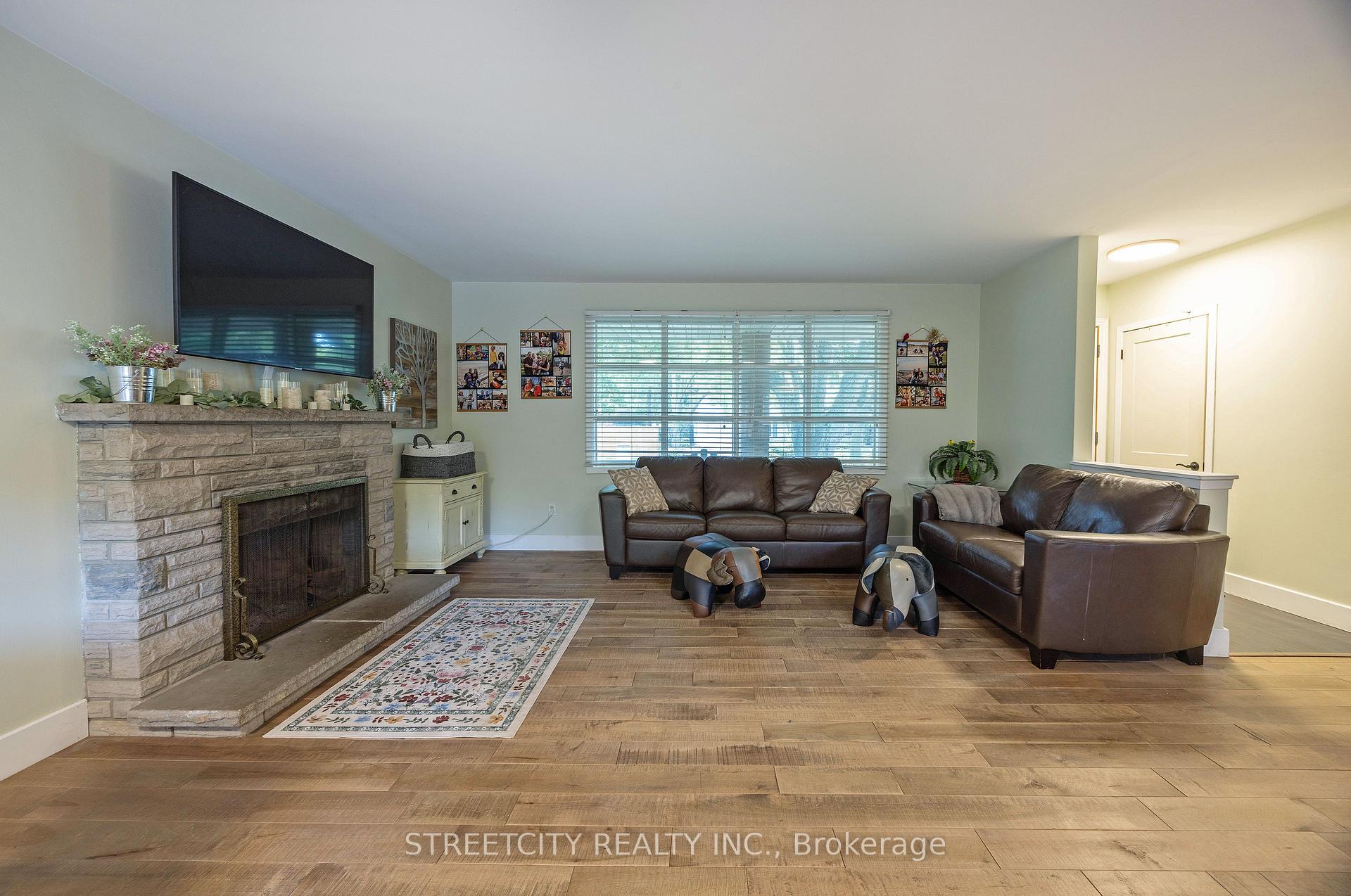 Photo 7 of 747 Westbury Crescent, London, South O — HOMEH