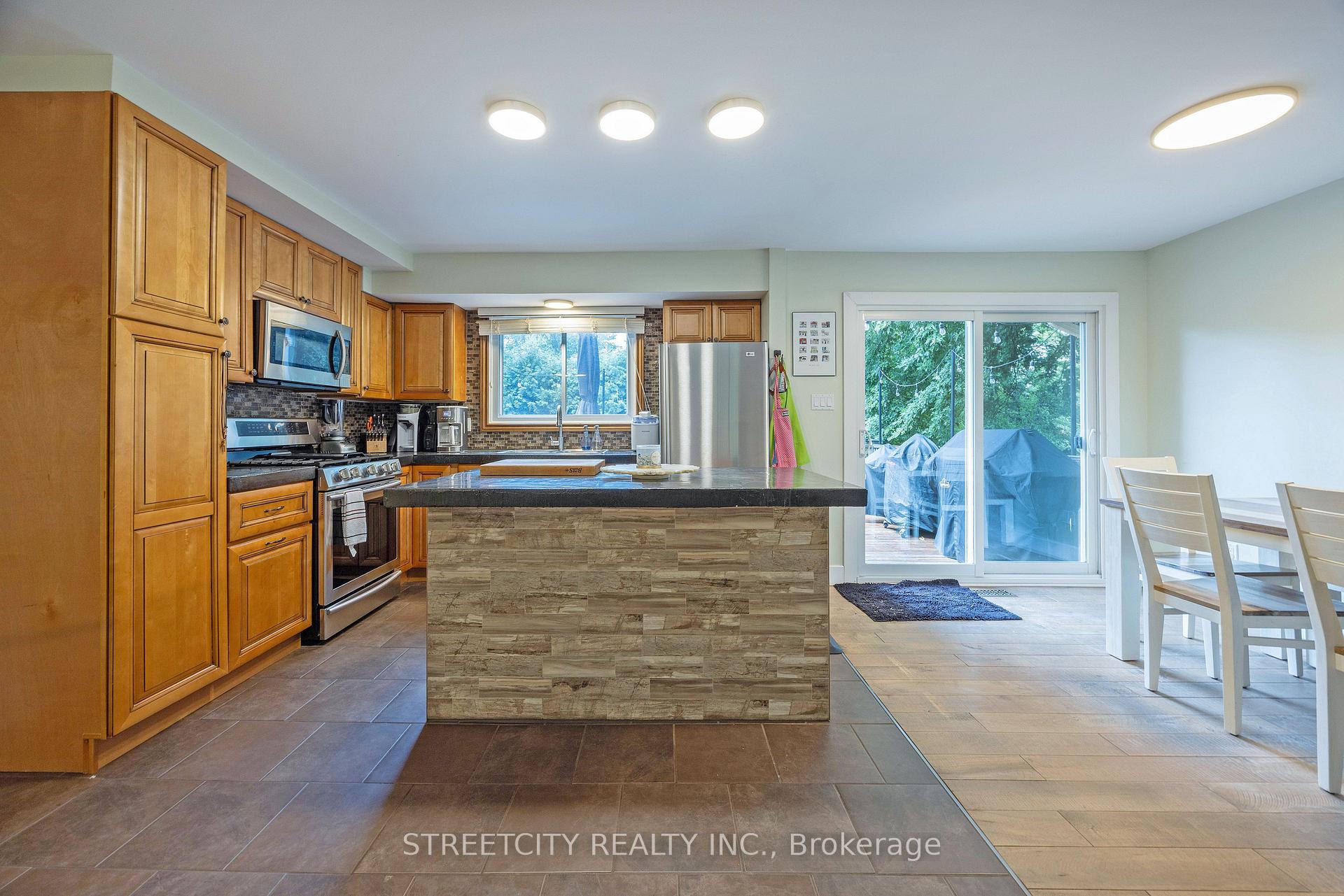 Photo 9 of 747 Westbury Crescent, London, South O — HOMEH