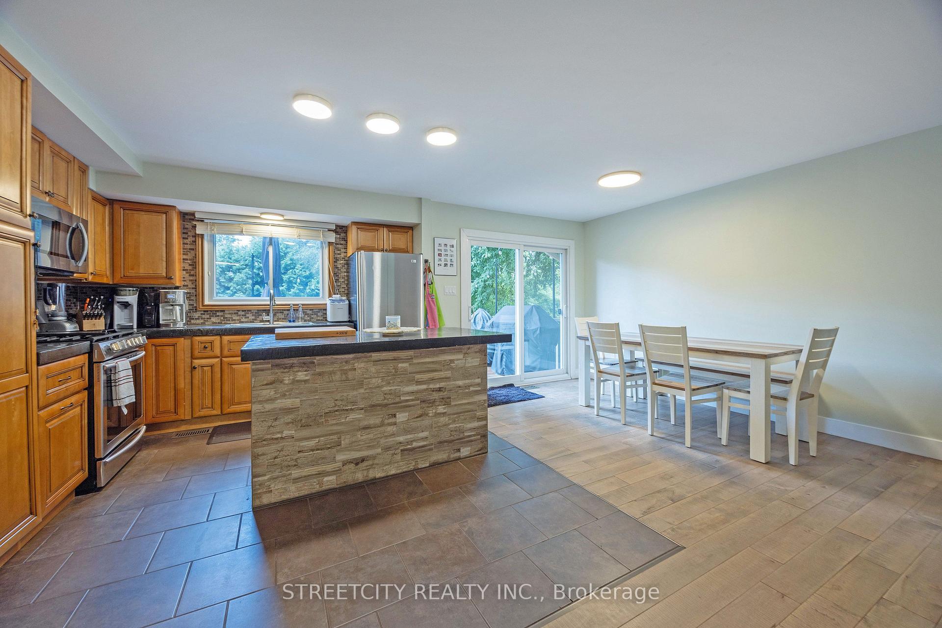 Photo 10 of 747 Westbury Crescent, London, South O — HOMEH