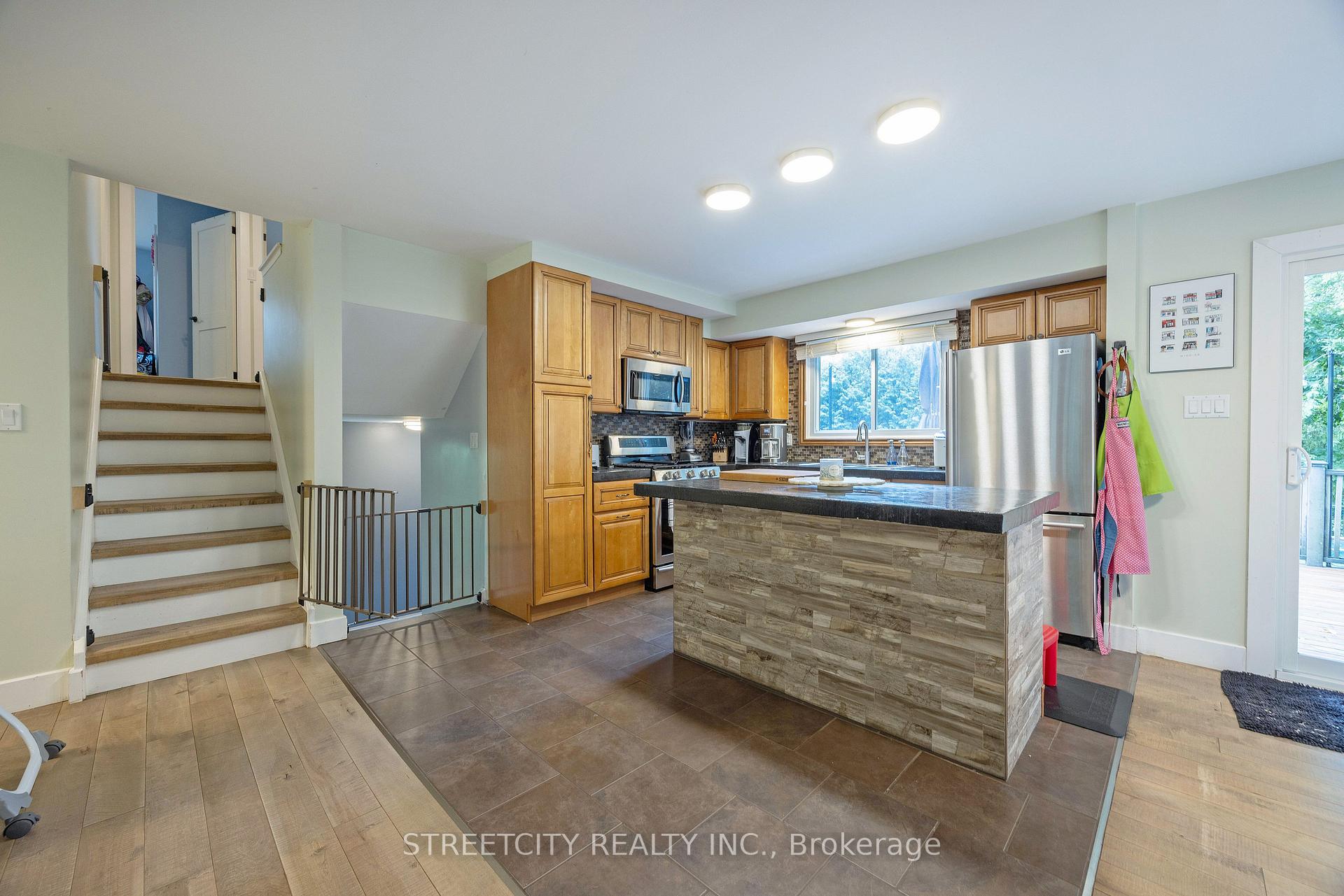Photo 11 of 747 Westbury Crescent, London, South O — HOMEH