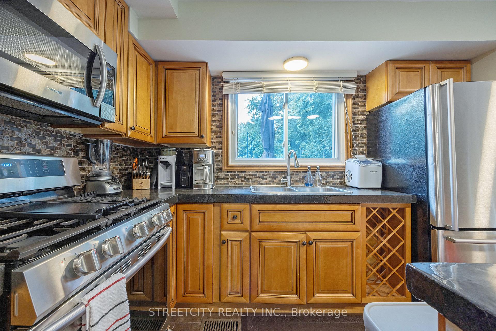 Photo 12 of 747 Westbury Crescent, London, South O — HOMEH