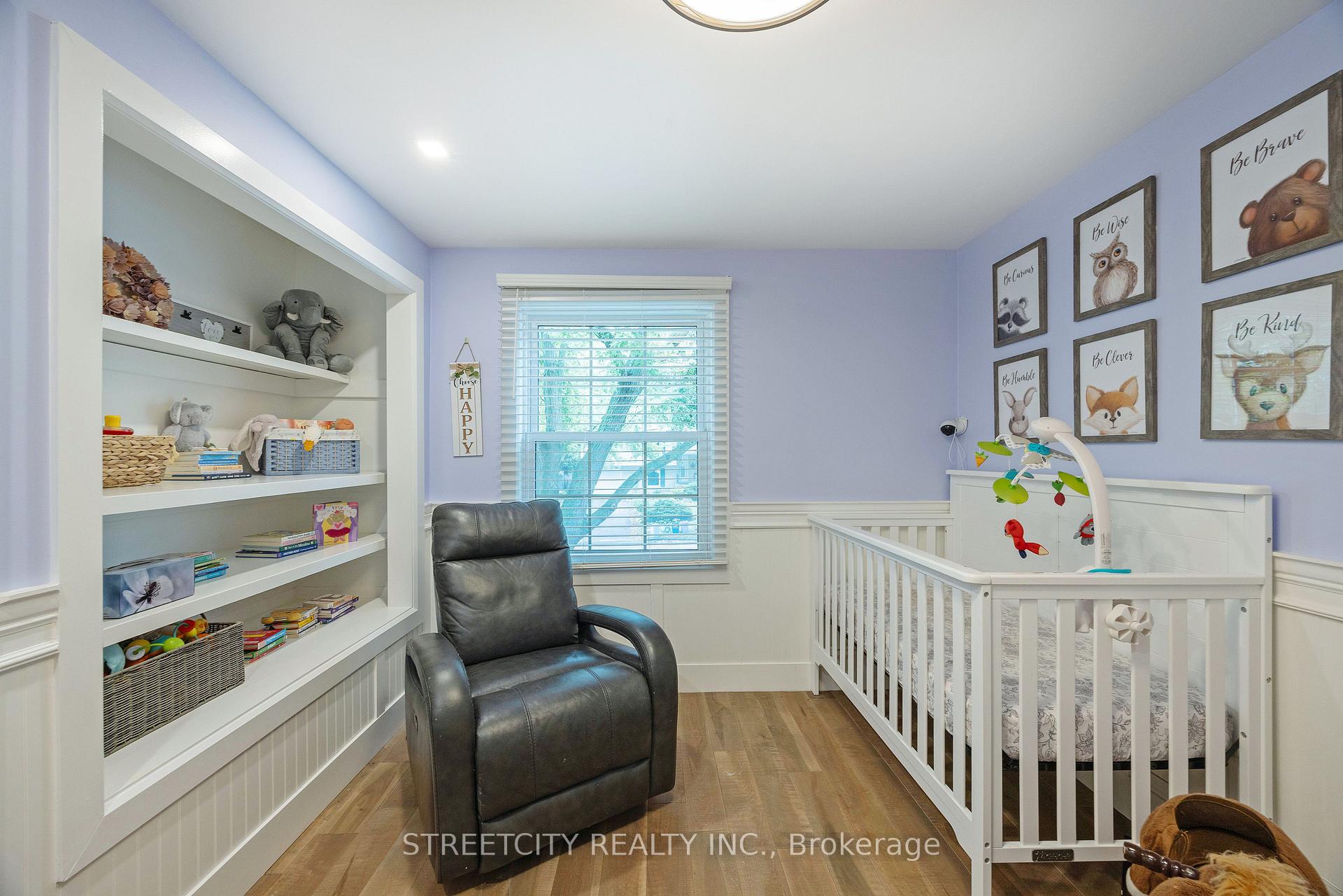 Photo 17 of 747 Westbury Crescent, London, South O — HOMEH