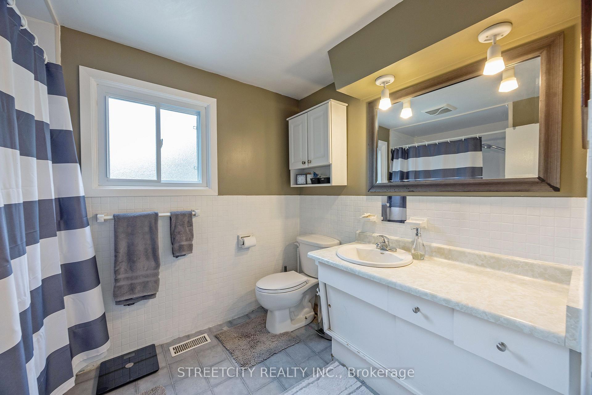 Photo 19 of 747 Westbury Crescent, London, South O — HOMEH