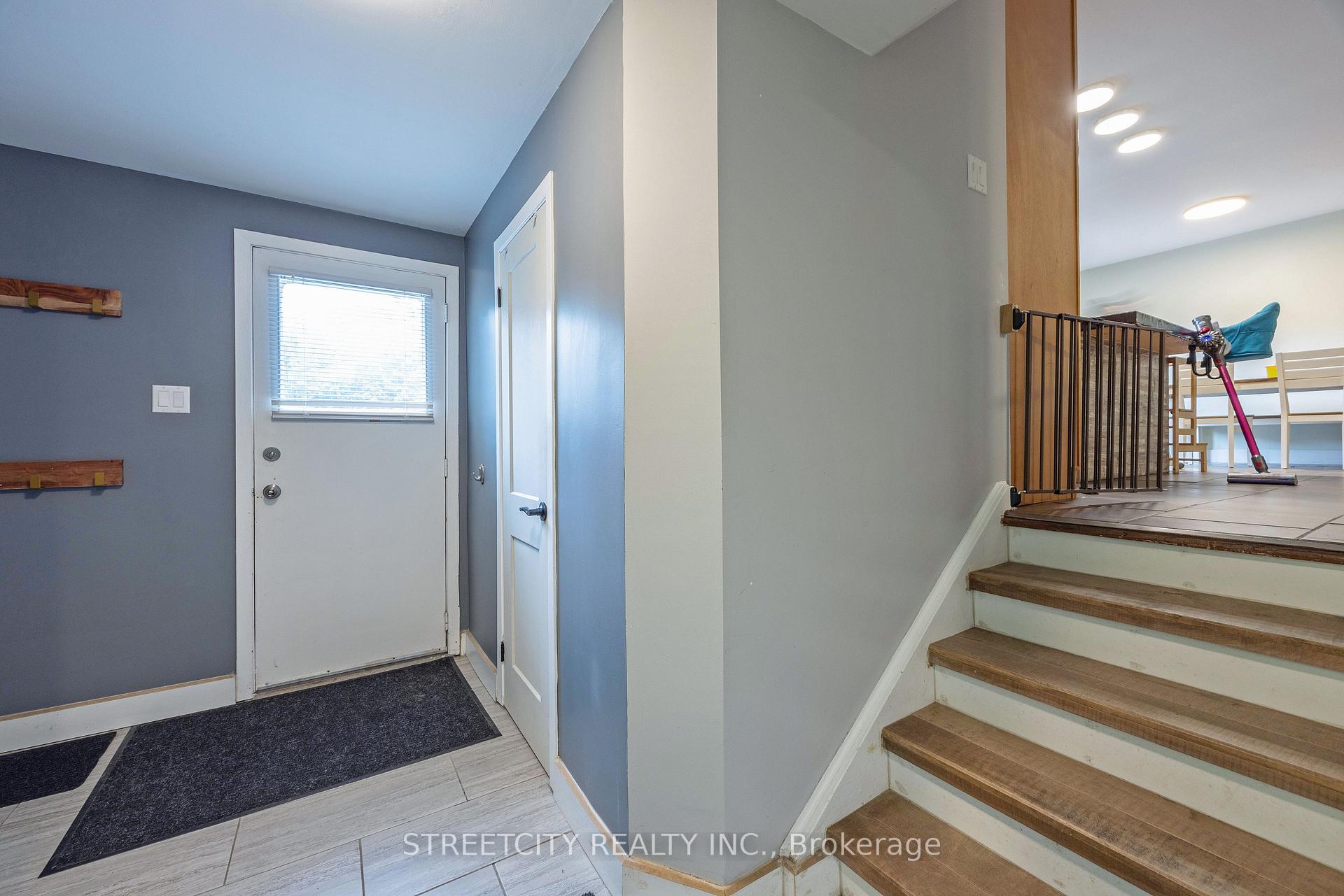 Photo 20 of 747 Westbury Crescent, London, South O — HOMEH
