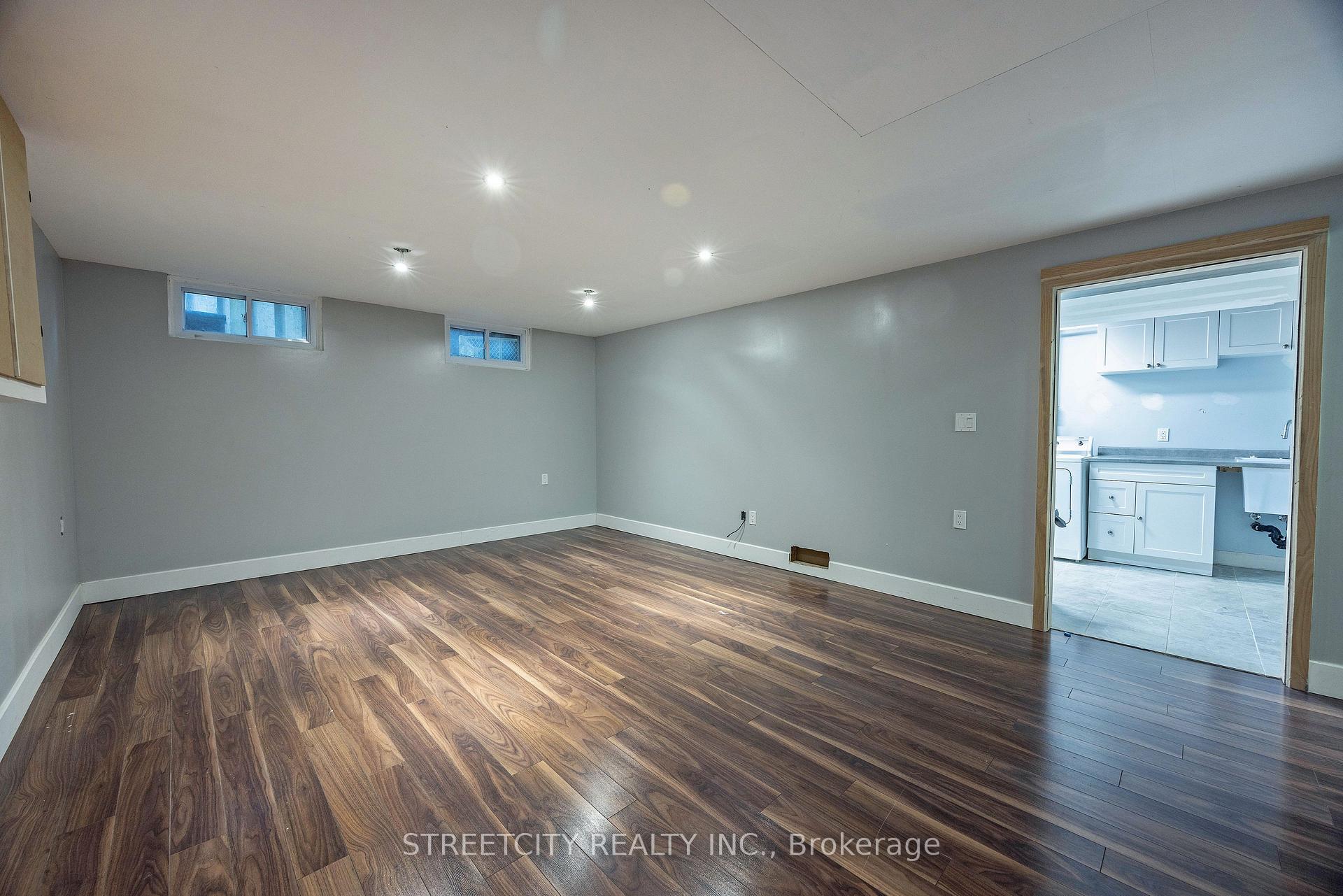 Photo 25 of 747 Westbury Crescent, London, South O — HOMEH