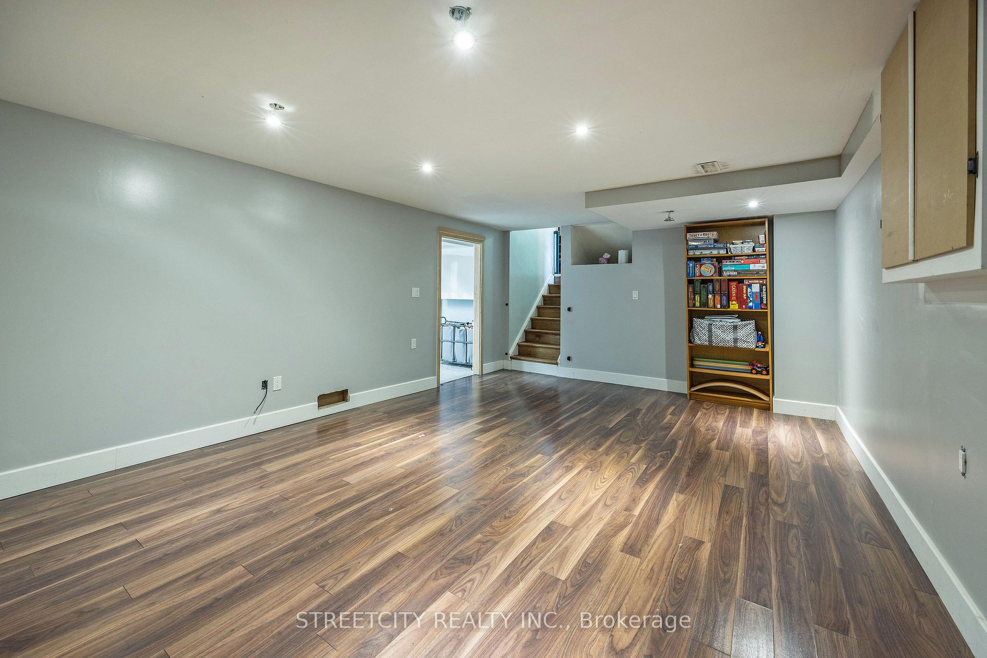 Photo 26 of 747 Westbury Crescent, London, South O — HOMEH